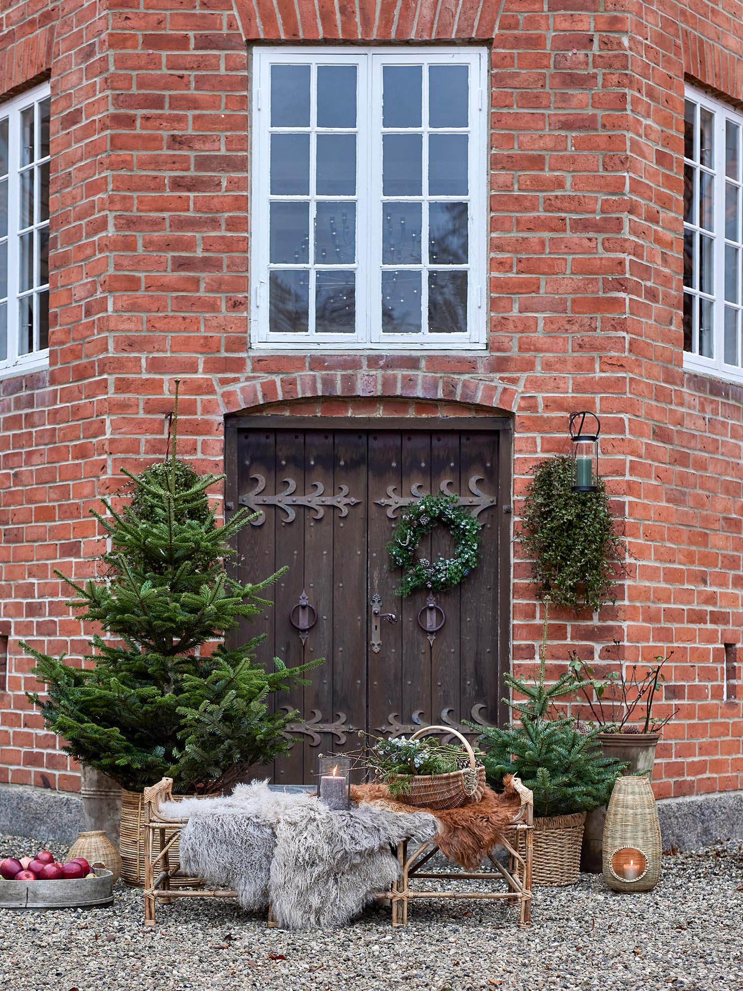 Künstlicher Zedernkranz von Bloomingville in Grün, perfekt für elegante Dekorationen und festliche Akzente in Ihrem Zuhause.