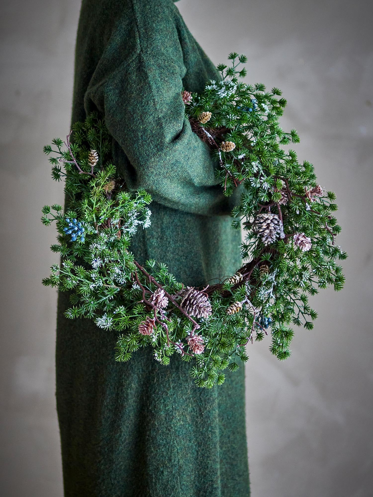 Künstlicher Zedernkranz von Bloomingville in Grün, perfekt für elegante Dekorationen und festliche Akzente in Ihrem Zuhause.