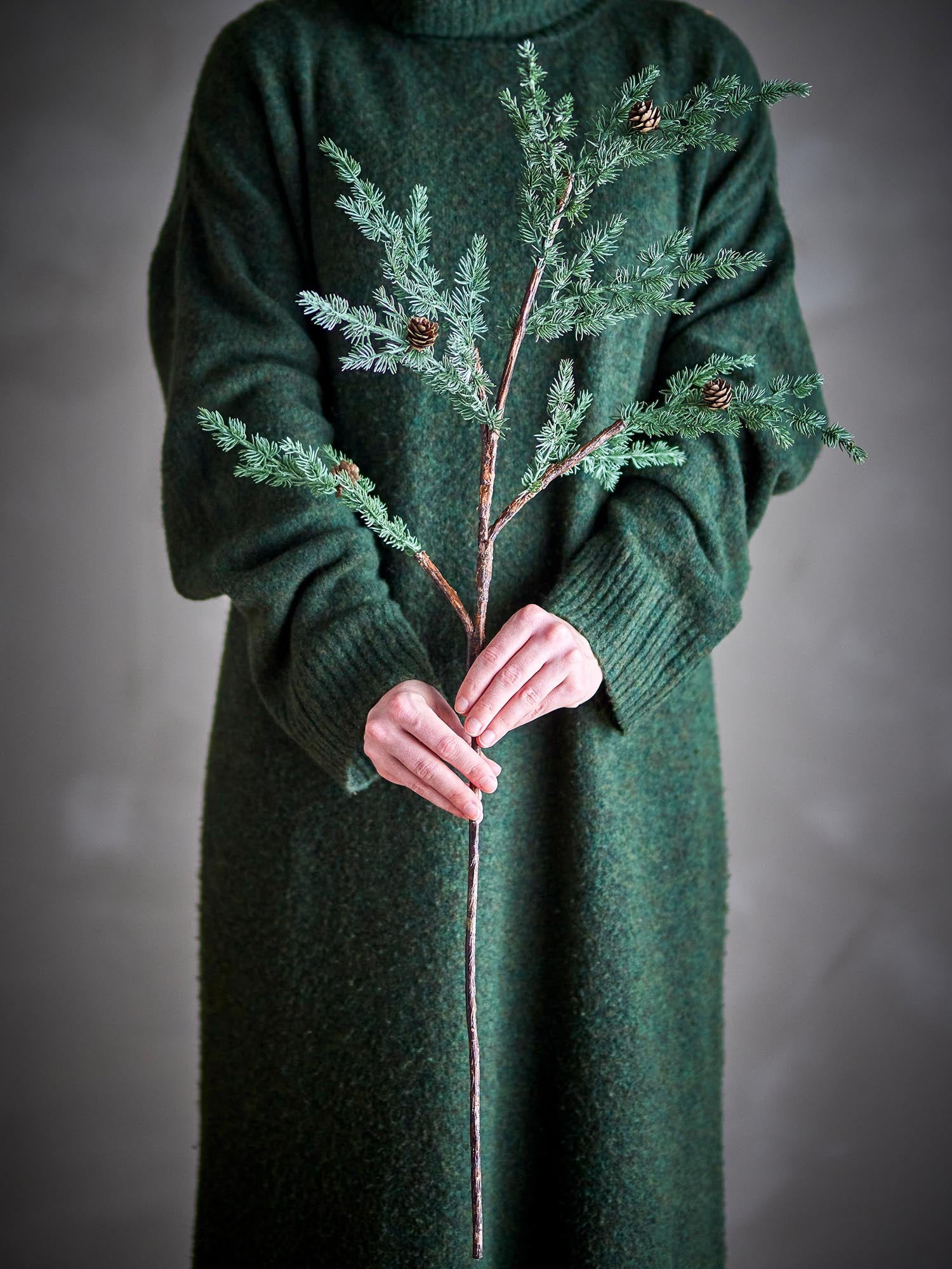 Ein realistischer künstlicher Pinienzweig in Grün von Bloomingville, ideal für stilvolle Dekorationen und langlebige Arrangements.