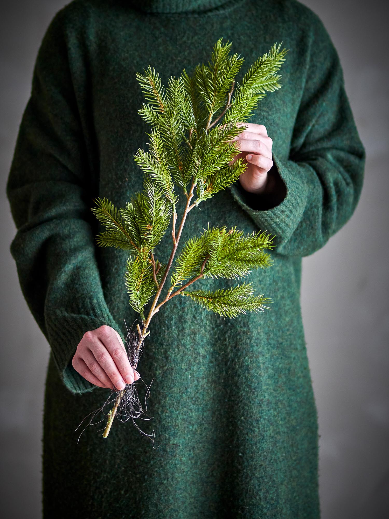 Ein realistischer künstlicher Pinienzweig in Grün von Bloomingville, ideal für stilvolle Dekorationen und langlebige Arrangements.