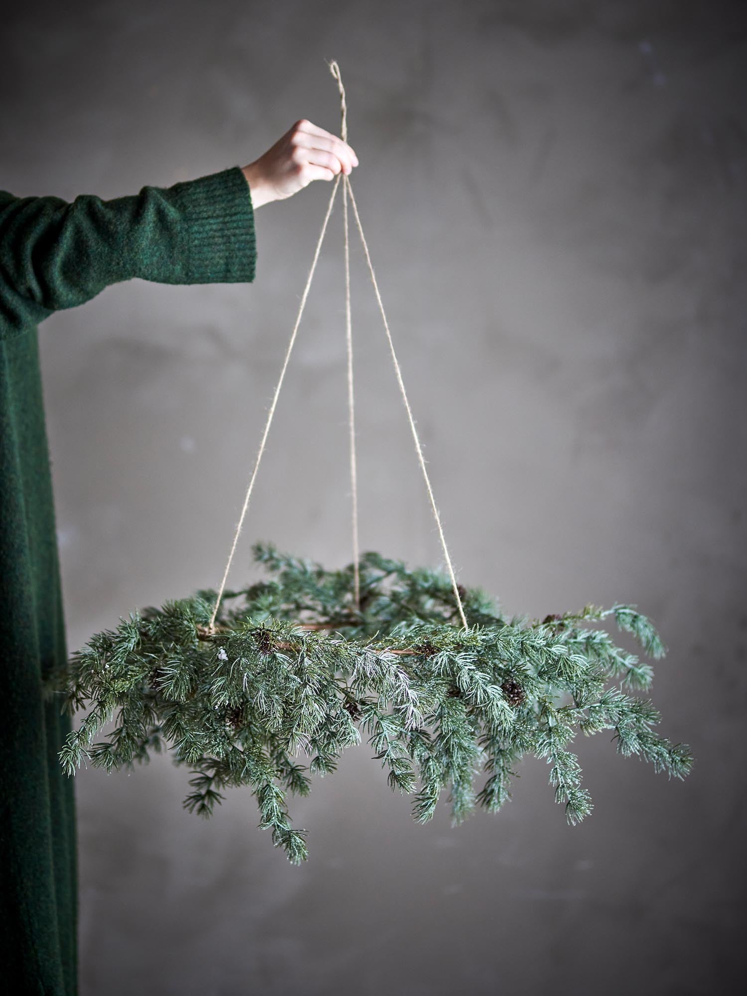 Eleganter künstlicher Zedernkranz von Bloomingville in Grün, ideal für stilvolle Dekorationen und festliche Wohnakzente.