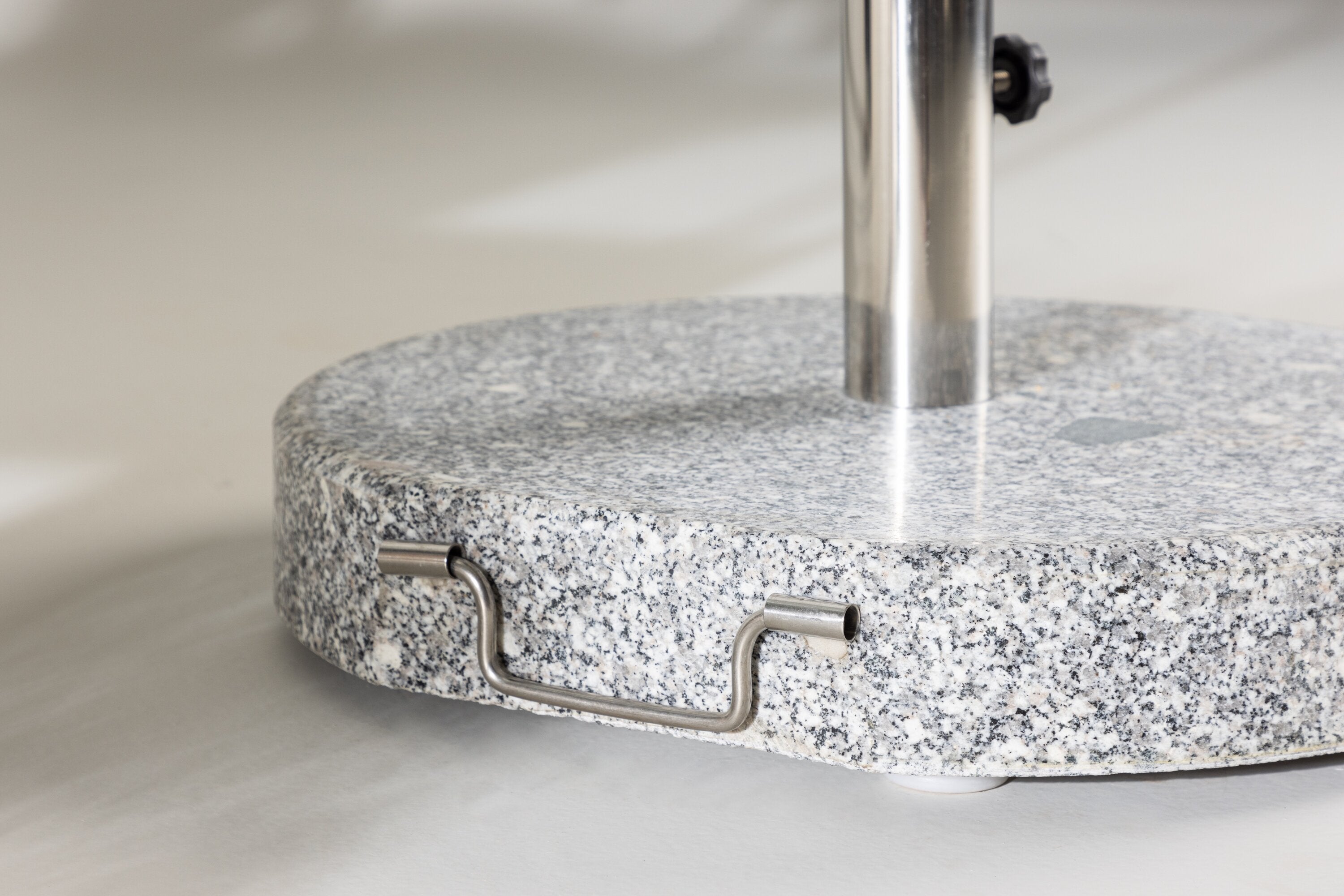 Stathera Sonnenschirm Halter in Grau präsentiert im Onlineshop von KAQTU Design AG. Sonnenschirm ist von Venture Home