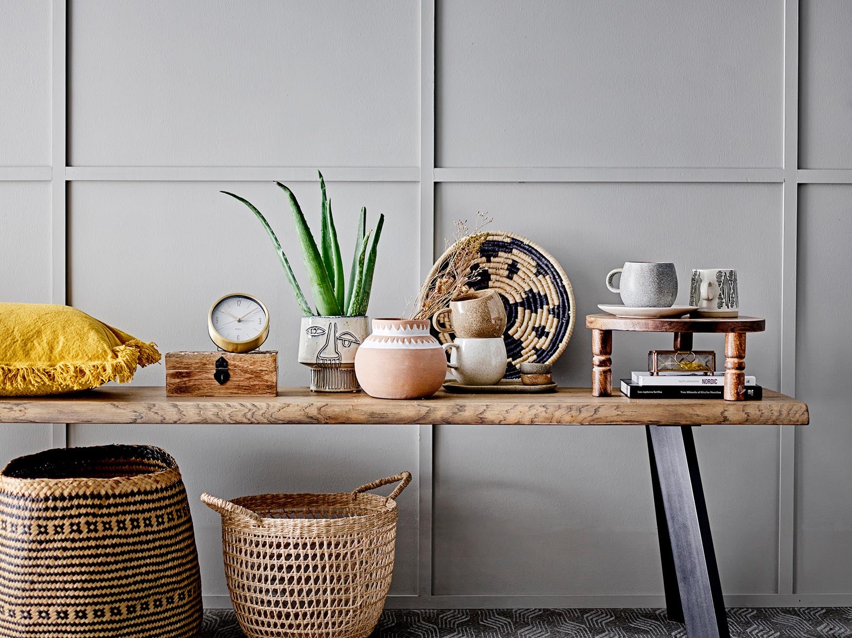 Entdecken Sie den Heddy Basket von Bloomingville: eleganter Korb aus schwarzem Seegras, ideal für stilvolle und nachhaltige Aufbewahrung in jedem Raum.