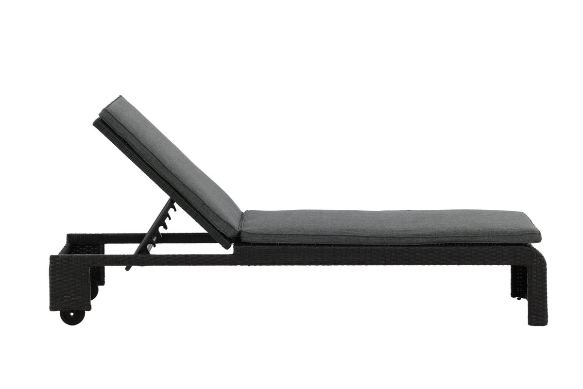 Sonnenliege London von Venture Home in Schwarz mit grauem Kissen und Korbgeflecht