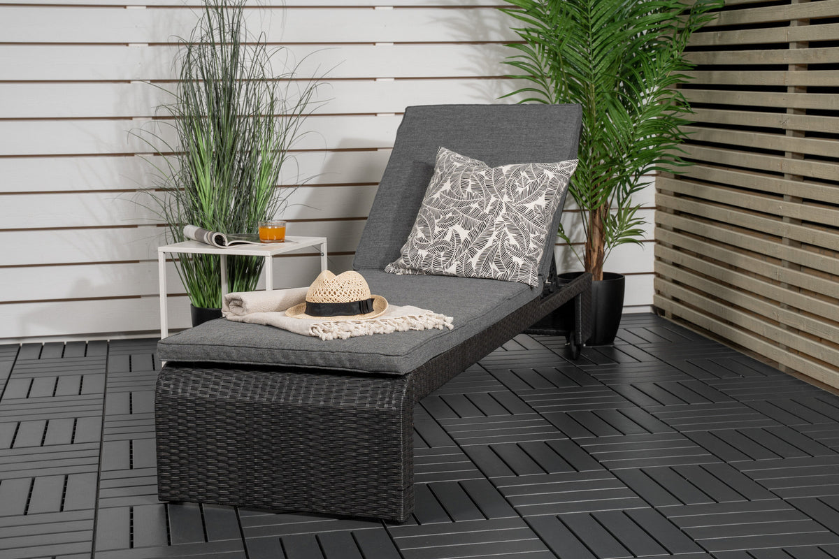 Sonnenliege London von Venture Home in Schwarz mit grauem Kissen und Korbgeflecht