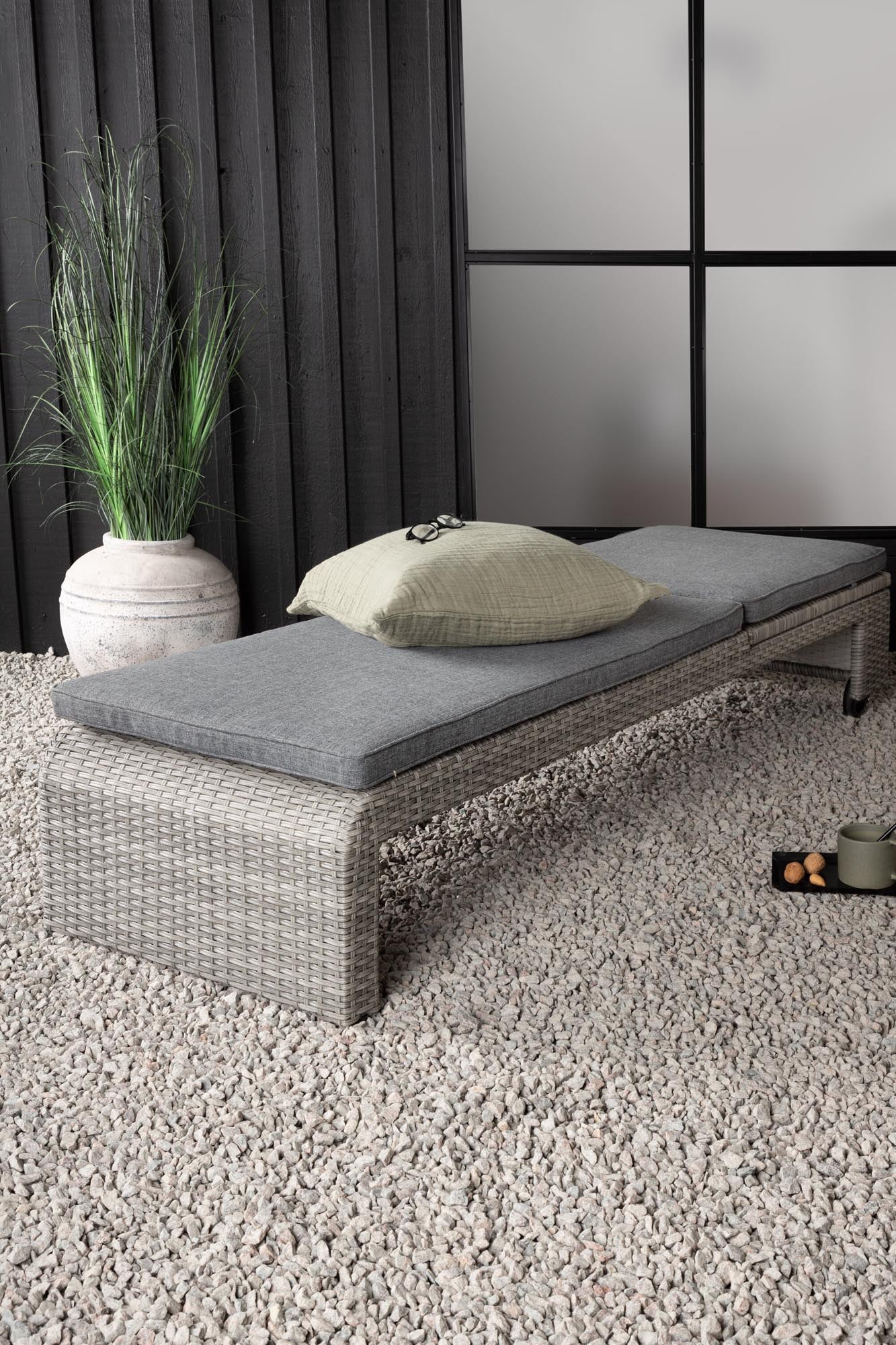 Entspannen Sie stilvoll mit der London Sonnenliege von Venture Home – elegantes Design, verstellbare Rückenlehne und langlebige Materialien für Ihren Garten.