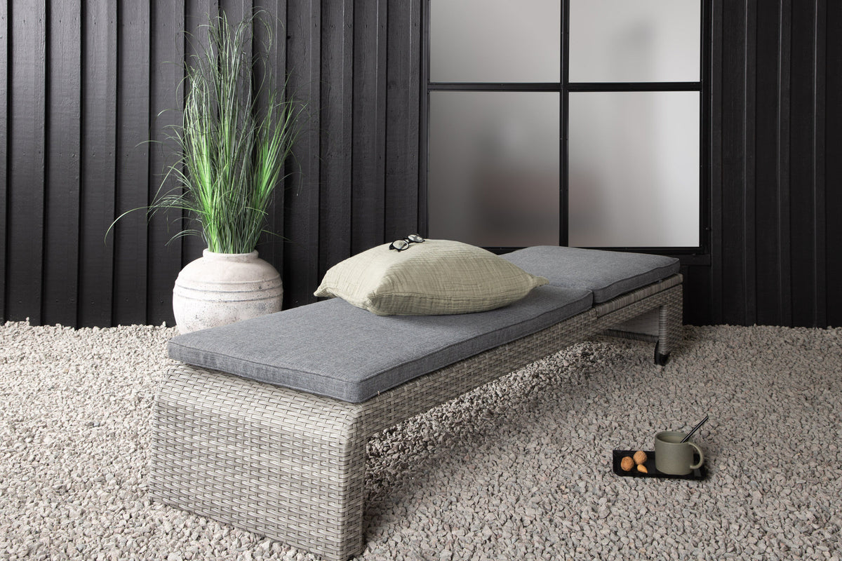 Sonnenliege London von Venture Home in Schwarz mit grauem Kissen und Korbgeflecht
