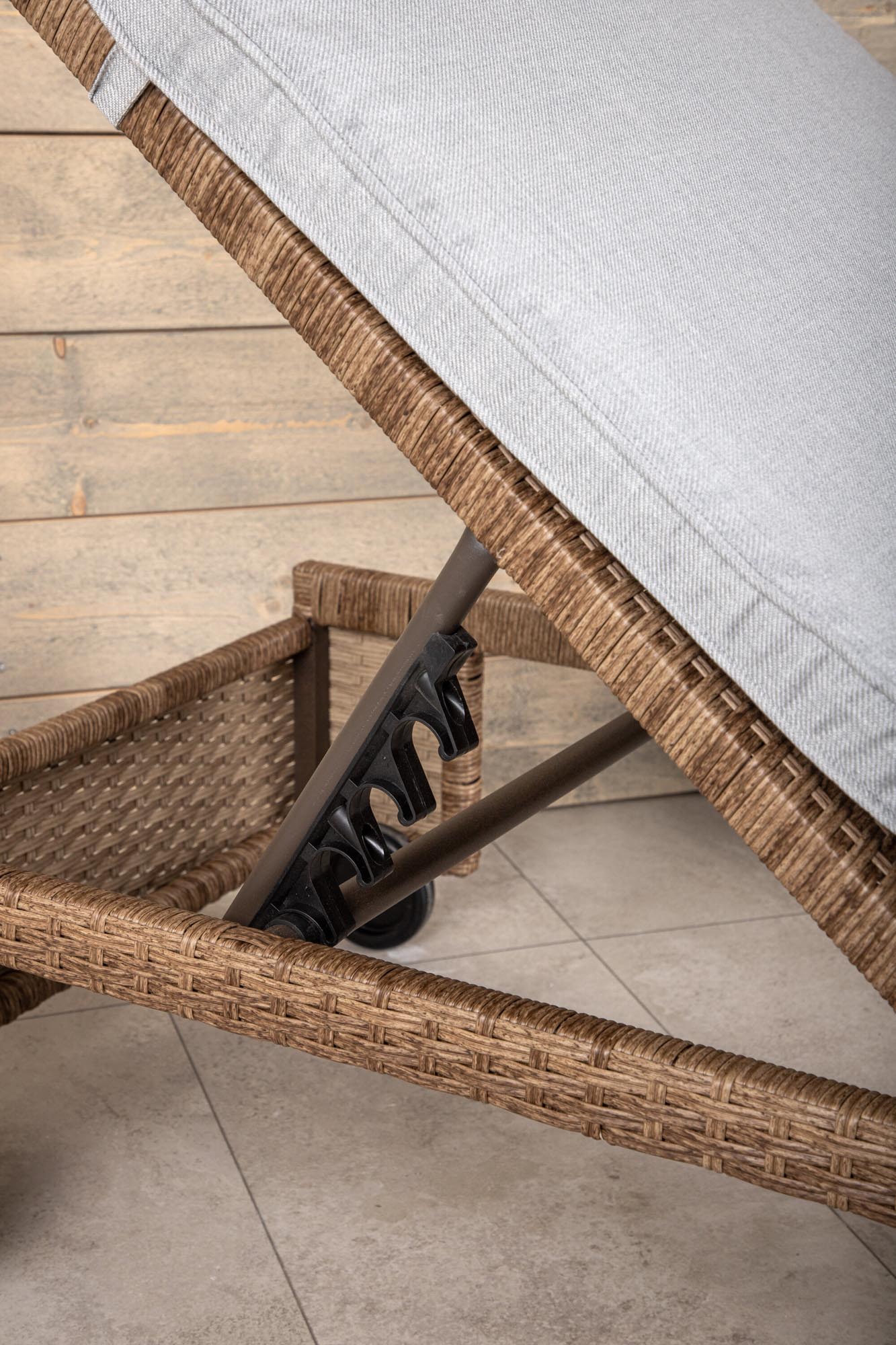 Entspannen Sie stilvoll mit der Sonnenliege London von Venture Home – elegantes Design, verstellbare Rückenlehne und langlebige Materialien für Ihren Garten.