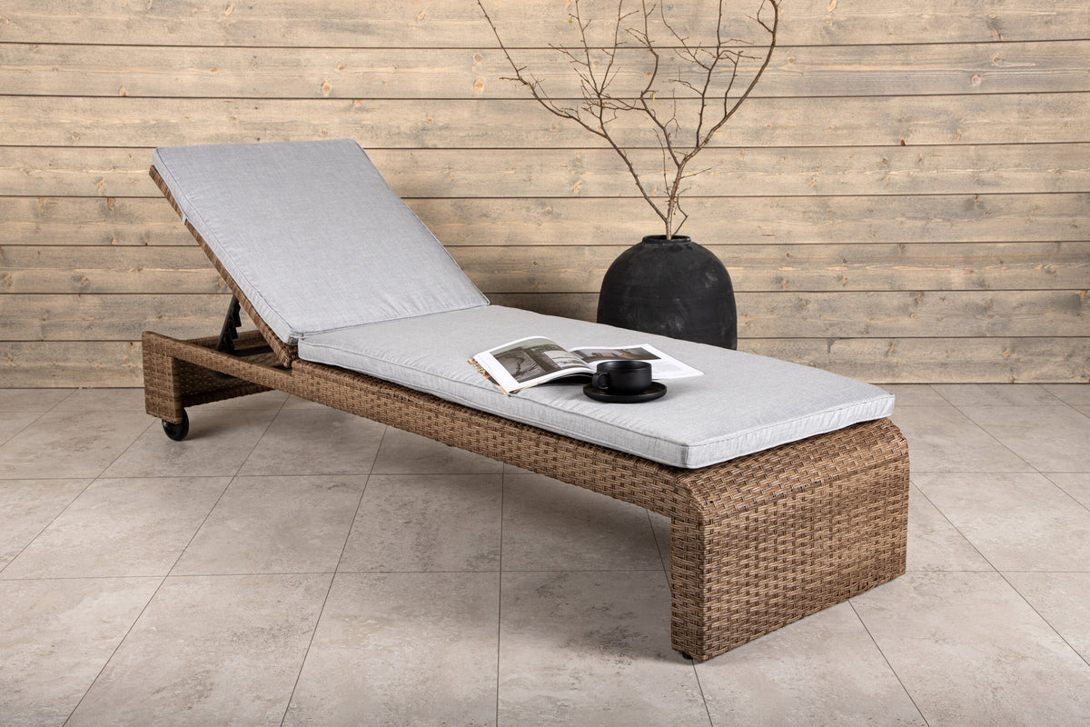 Sonnenliege London von Venture Home in Schwarz mit grauem Kissen und Korbgeflecht