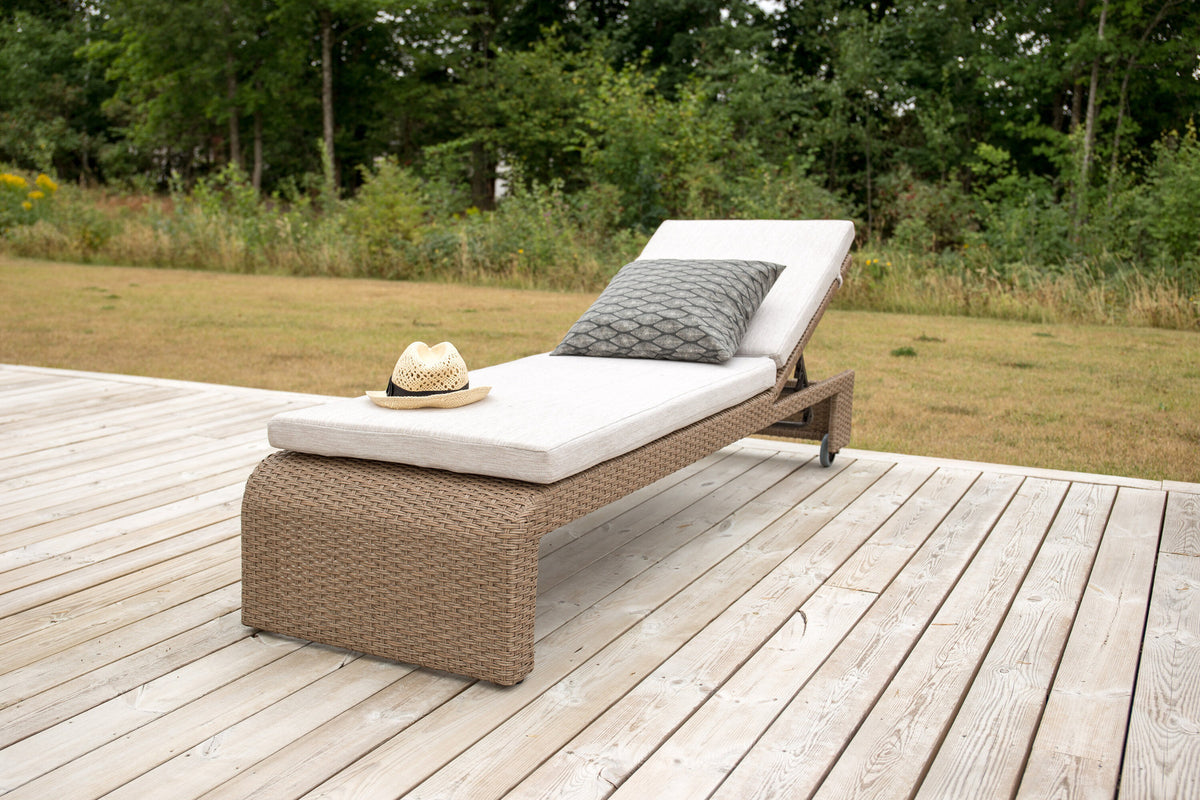 Sonnenliege London von Venture Home in Schwarz mit grauem Kissen und Korbgeflecht
