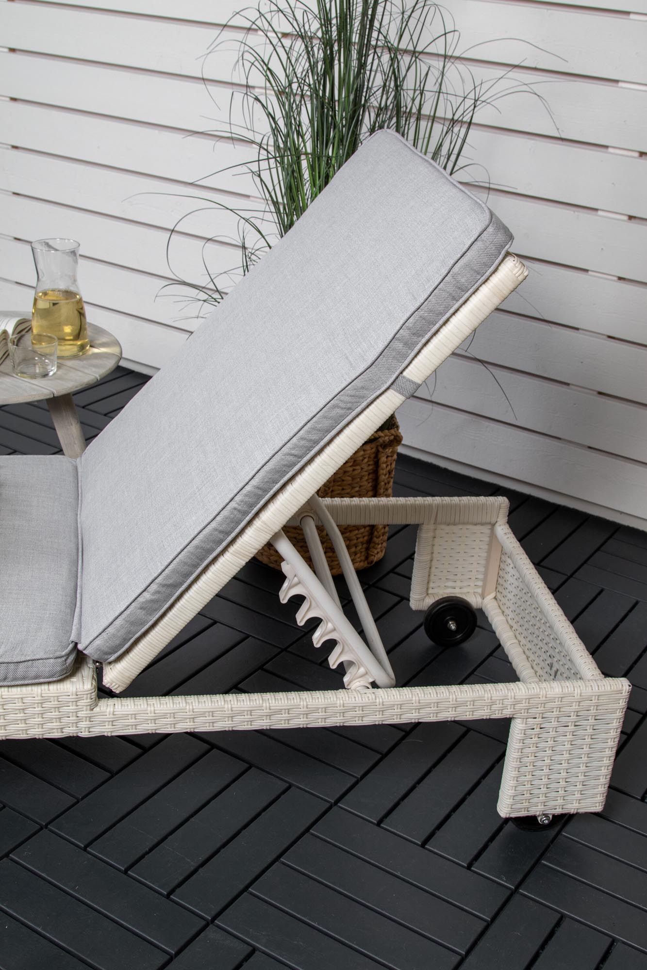 Entspannen Sie stilvoll mit der Sonnenliege London von Venture Home – elegantes Design, verstellbare Rückenlehne und langlebige Materialien für Ihren Garten.