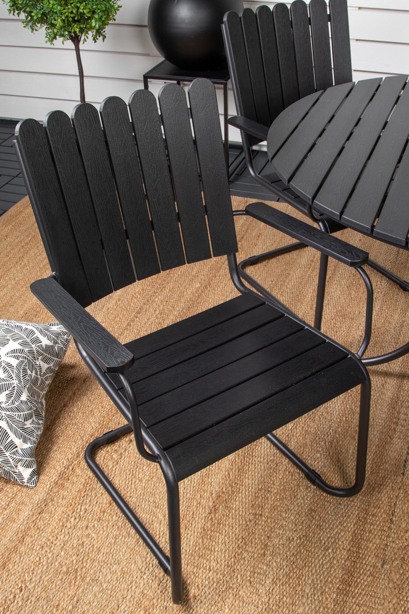 Das Holmsund Outdoor-Tischset von Venture Home bietet stilvolles Design und Funktionalität für Ihren Aussenbereich. Perfekt für 4 Personen.