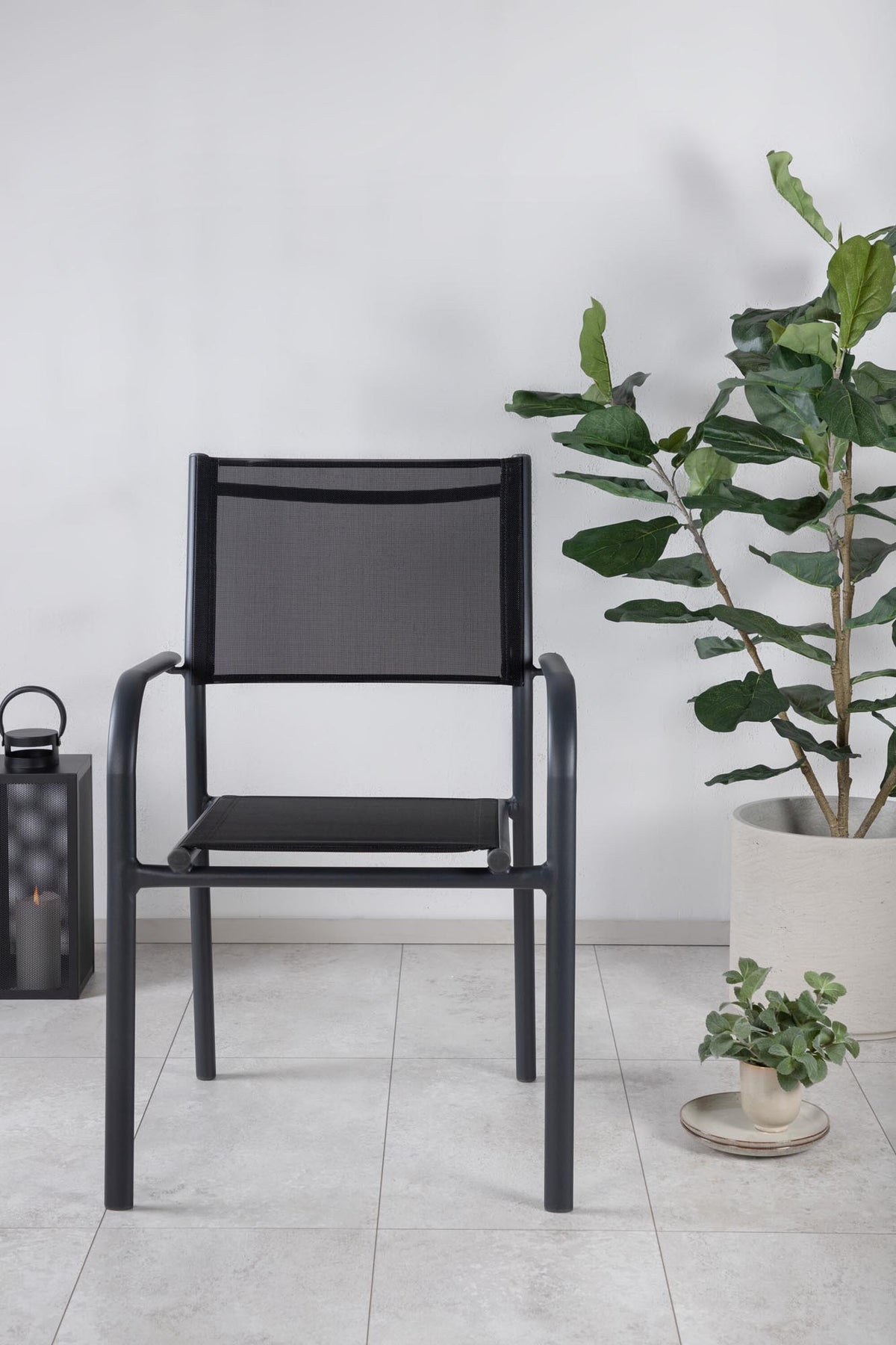 Santorini Gartenstuhl in Schwarz präsentiert im Onlineshop von KAQTU Design AG. Gartenstuhl mit Armlehnen ist von Venture Home
