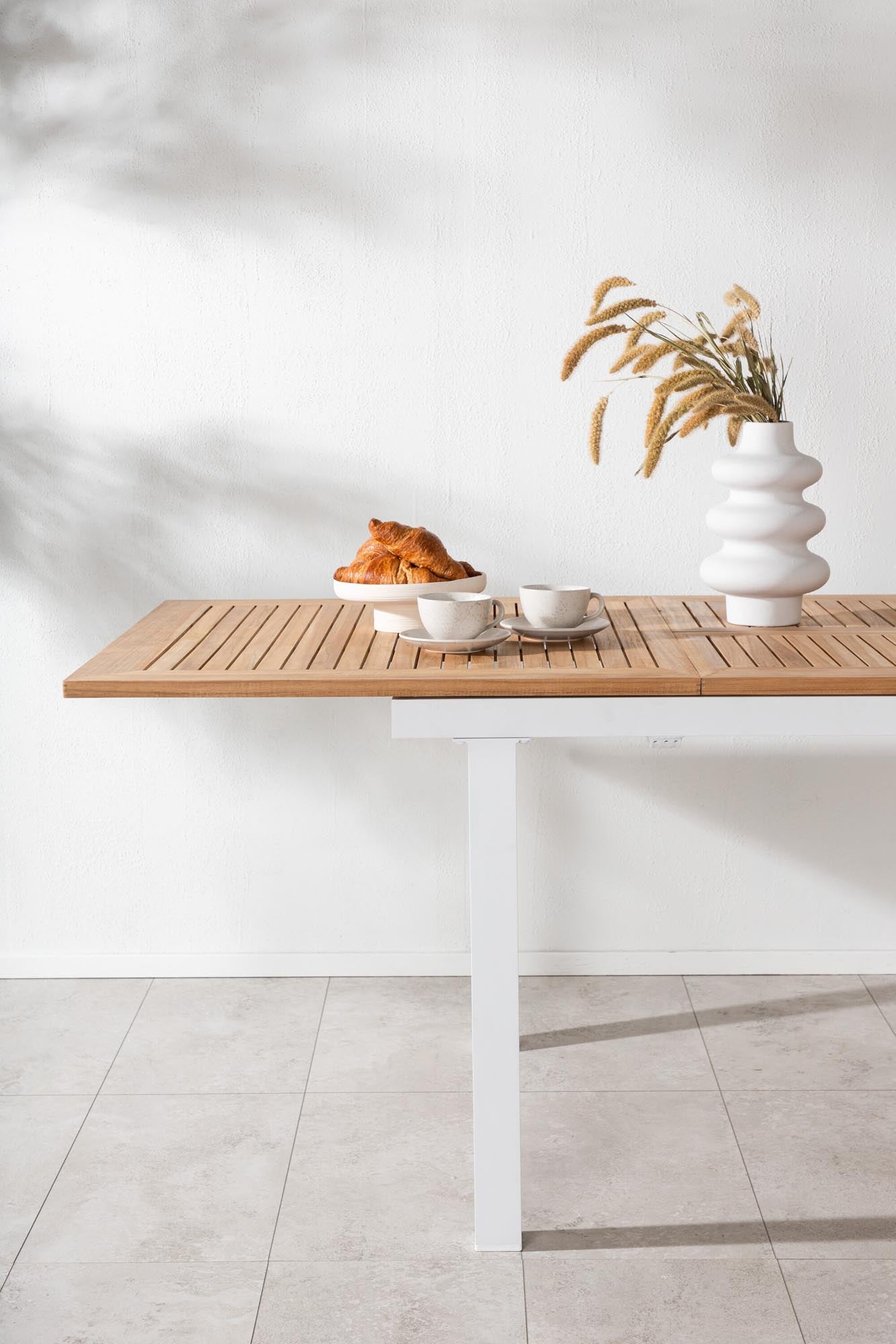 Moderner, ausziehbarer Panama Gartentisch von Venture Home, ideal für stilvolle Aussenbereiche und gesellige Anlässe.