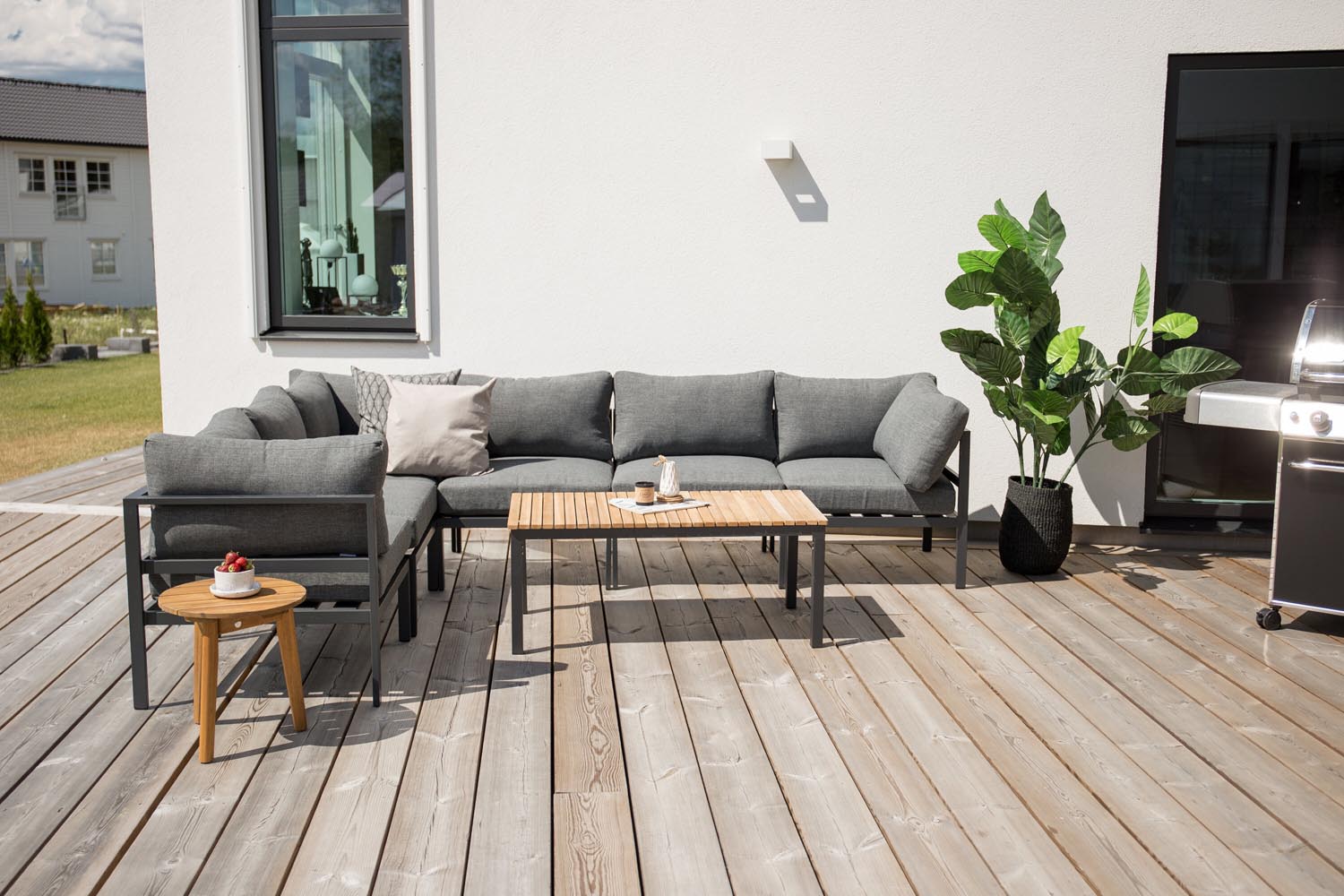 Entdecken Sie den Brasilia Coffee Tisch Outdoor von Venture Home: Robustes Design, wetterfestes Aluminium und edles Teakholz für Ihren Garten.