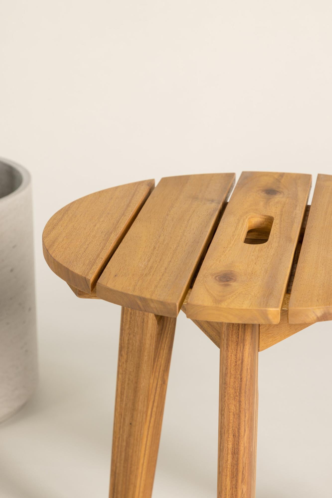 Eleganter Chania Beistelltisch von Venture Home aus robustem Akazienholz. Perfekt für Garten und Terrasse, pflegeleicht und stilvoll.