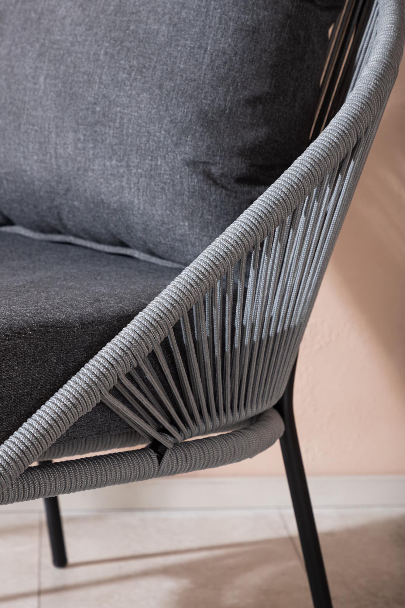 Der Lindos Lounge Chair von Venture Home bietet stilvolles Design und Komfort, ideal für moderne Wohnräume.