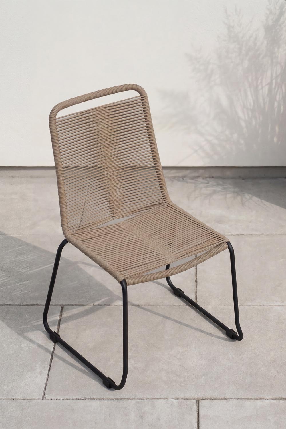 Lindos Gartenstuhl in Braun präsentiert im Onlineshop von KAQTU Design AG. Gartenstuhl ist von Venture Home