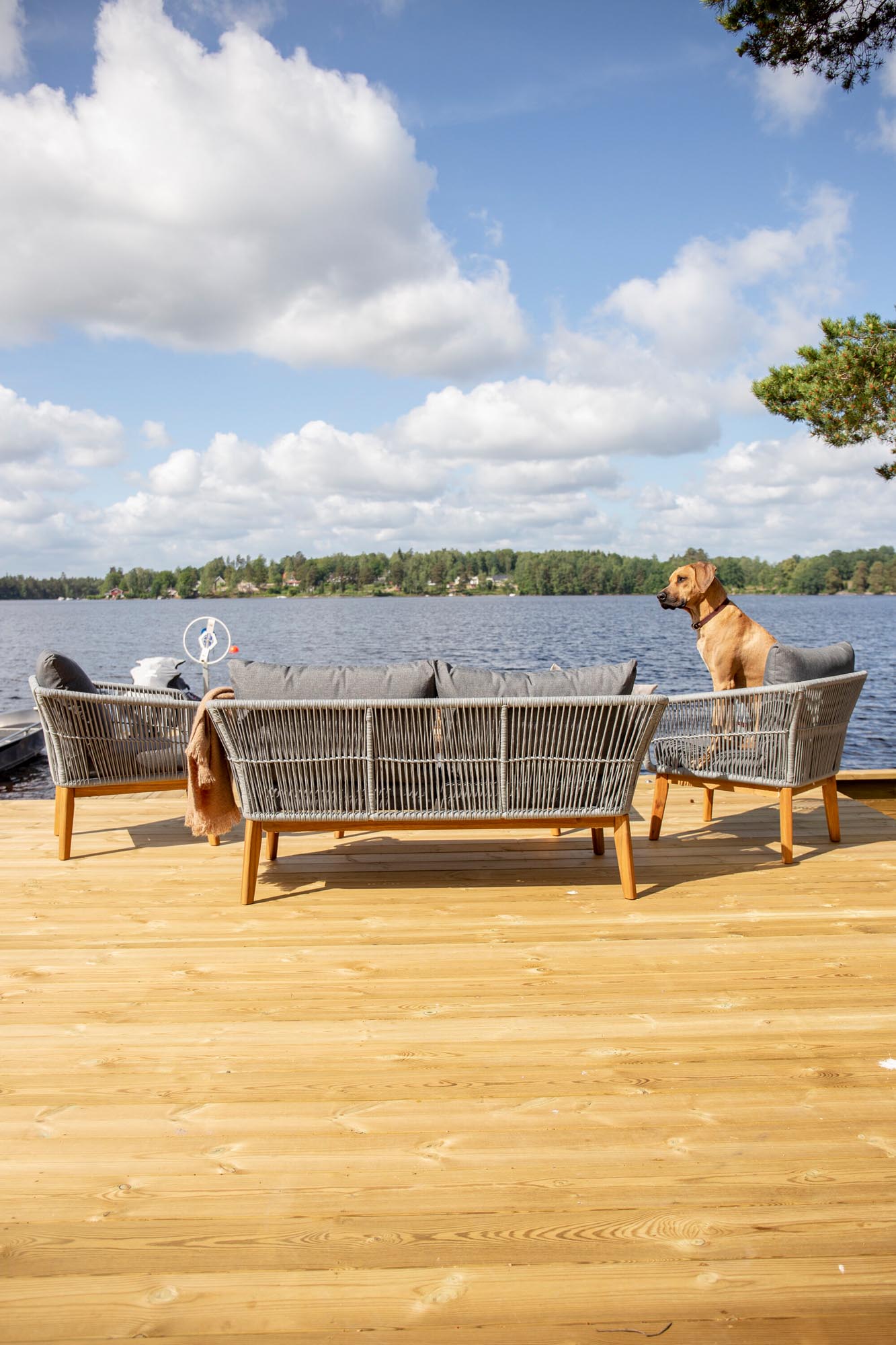 Entdecken Sie das Chania Sofa Outdoorset 110cm von Venture Home – stilvolles Design, robustes Akazienholz und pflegeleichte Materialien für entspannte Stunden im Freien.