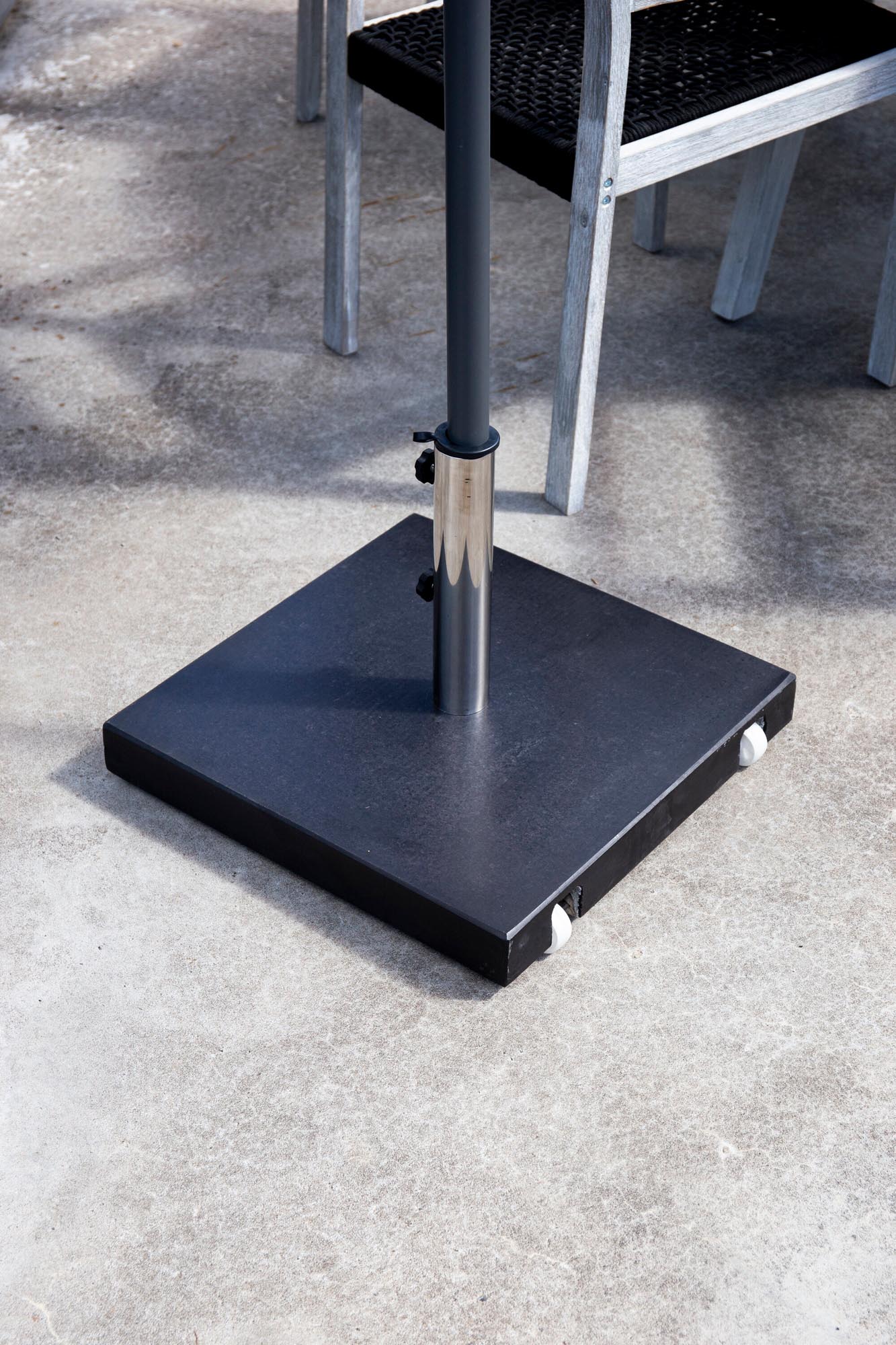 Entdecken Sie den Stathera Sonnenschirmstein von Venture Home – der ideale Sonnenschirmfuß aus robustem Beton, wetterfest und elegant für Ihre Terrasse.