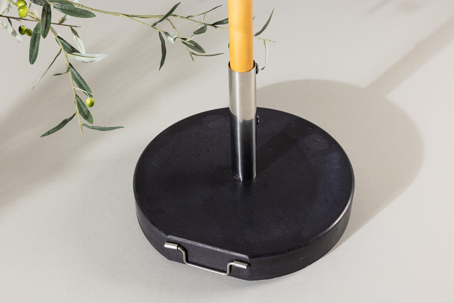 Stathera Sonnenschirmstein in Grau präsentiert im Onlineshop von KAQTU Design AG. Outdoor Zubehör ist von Venture Home