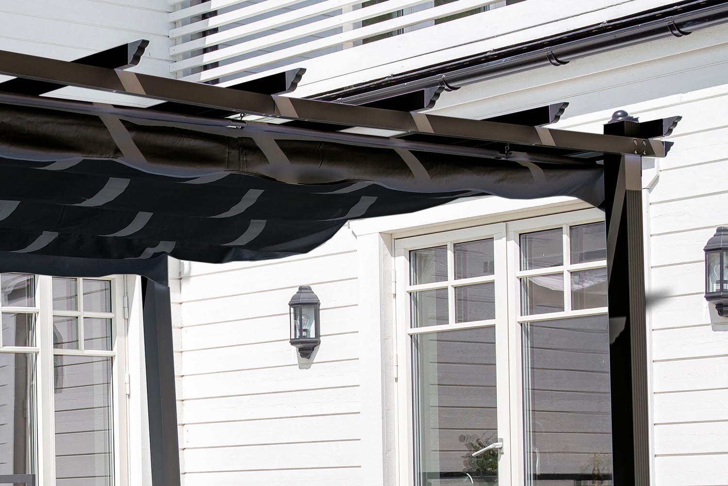 Entdecken Sie die Latium Pergola von Venture Home: Stilvolles Design, langlebiges Aluminium und anpassbares Dach für entspannte Stunden im Freien.