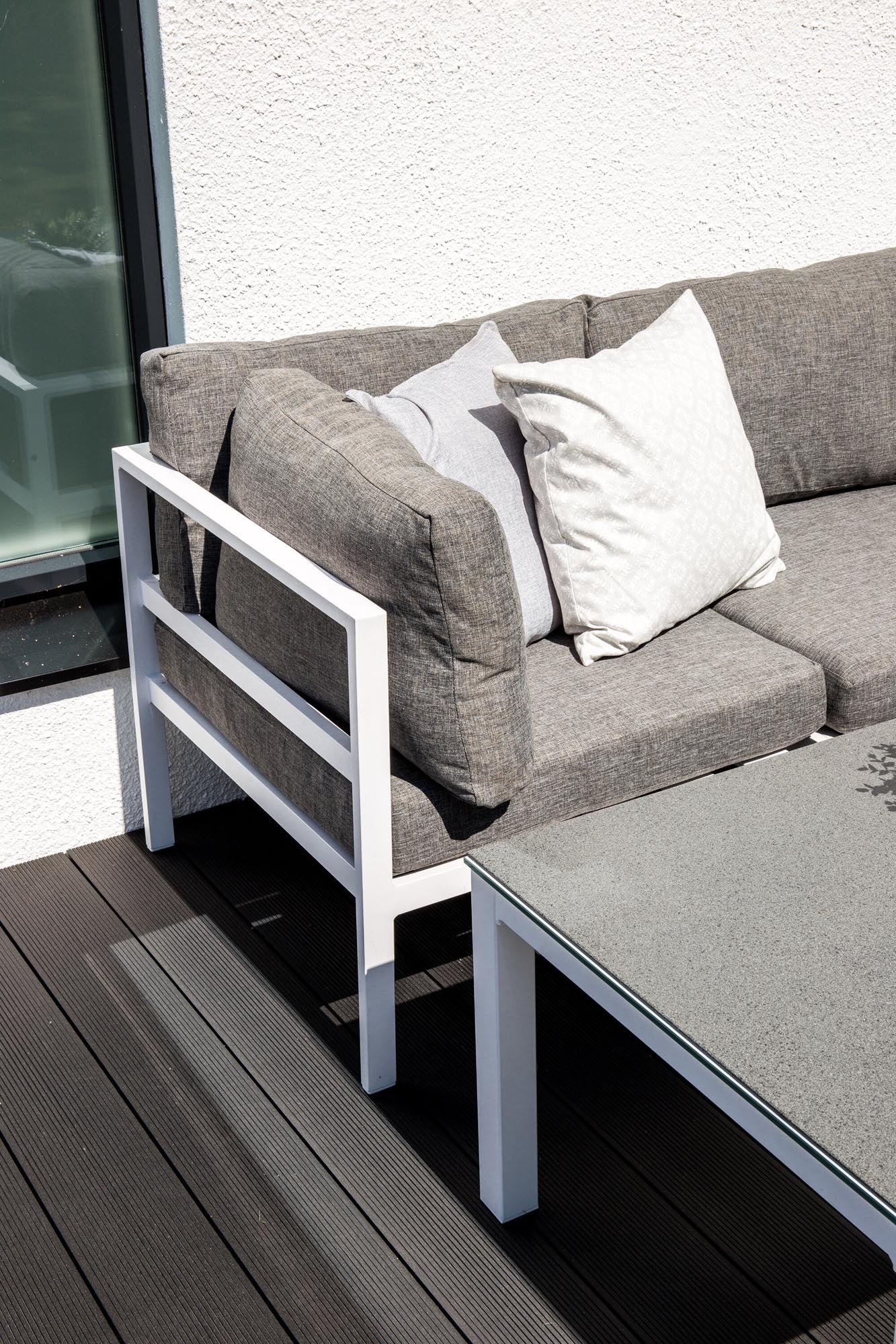 Luxuriöses Copacabana Ecksofa von Venture Home für stilvolle Gärten.