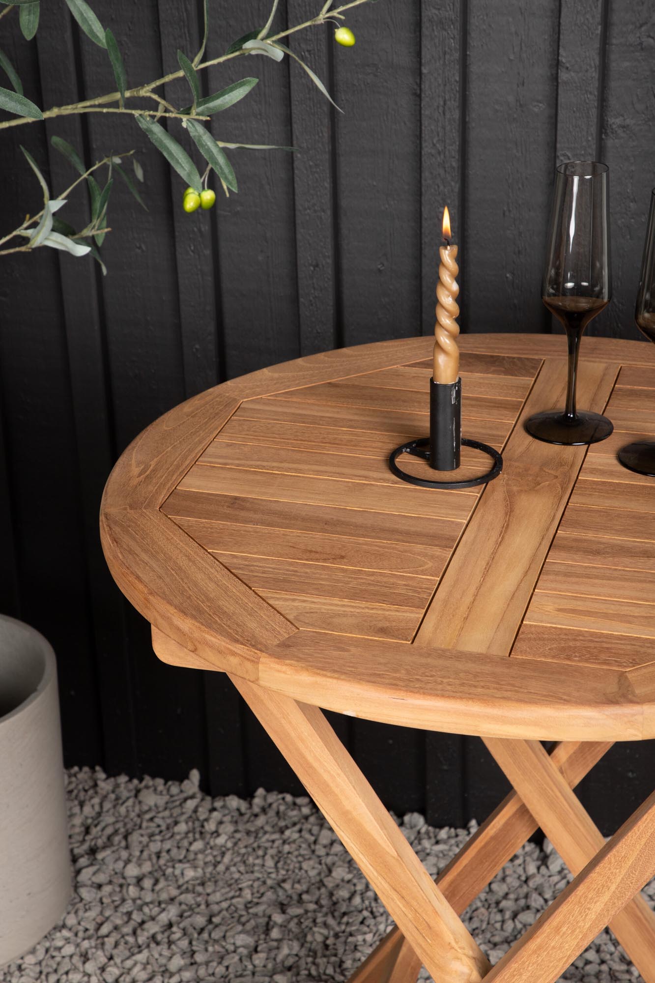 Stilvoller Outdoor-Tisch aus langlebigem Material, ideal für Garten oder Terrasse. Modernes Design, wetterbeständig und stabil.