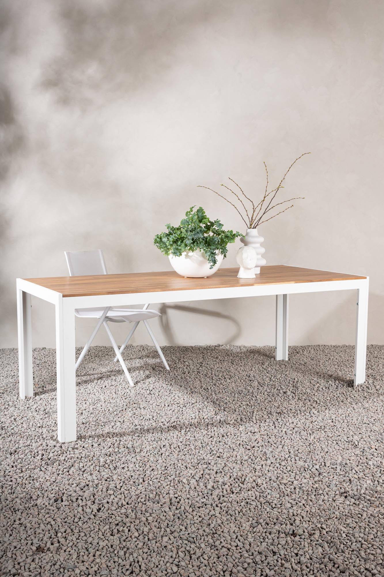 Moderner Bois Gartentisch von Venture Home, ideal für den Aussenbereich, robust, stilvoll und wetterbeständig.