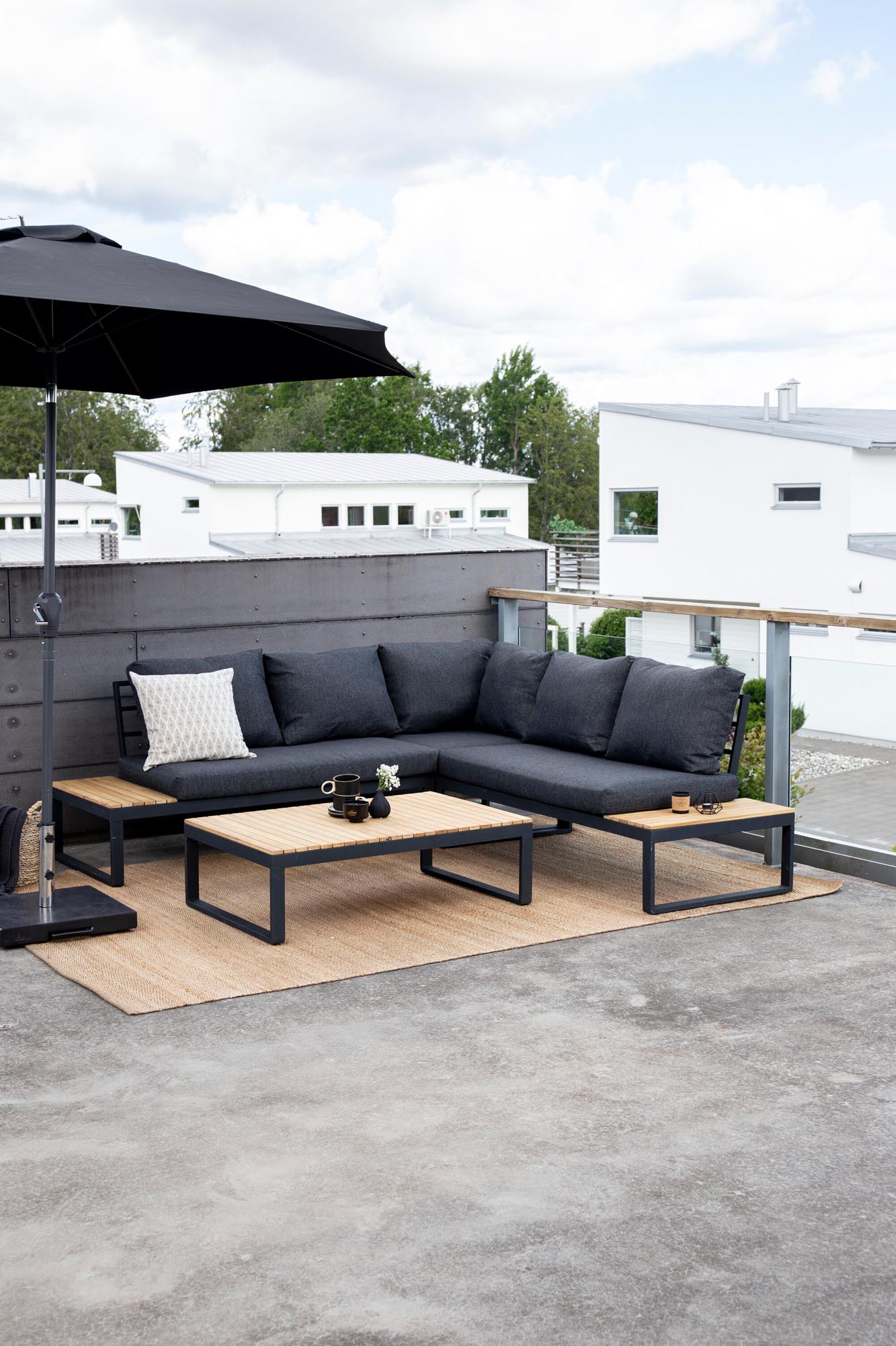 Entspannen Sie stilvoll im Freien mit dem Panama Ecksofa Outdoorset von Venture Home. Platz für bis zu vier Personen, robust und elegant.