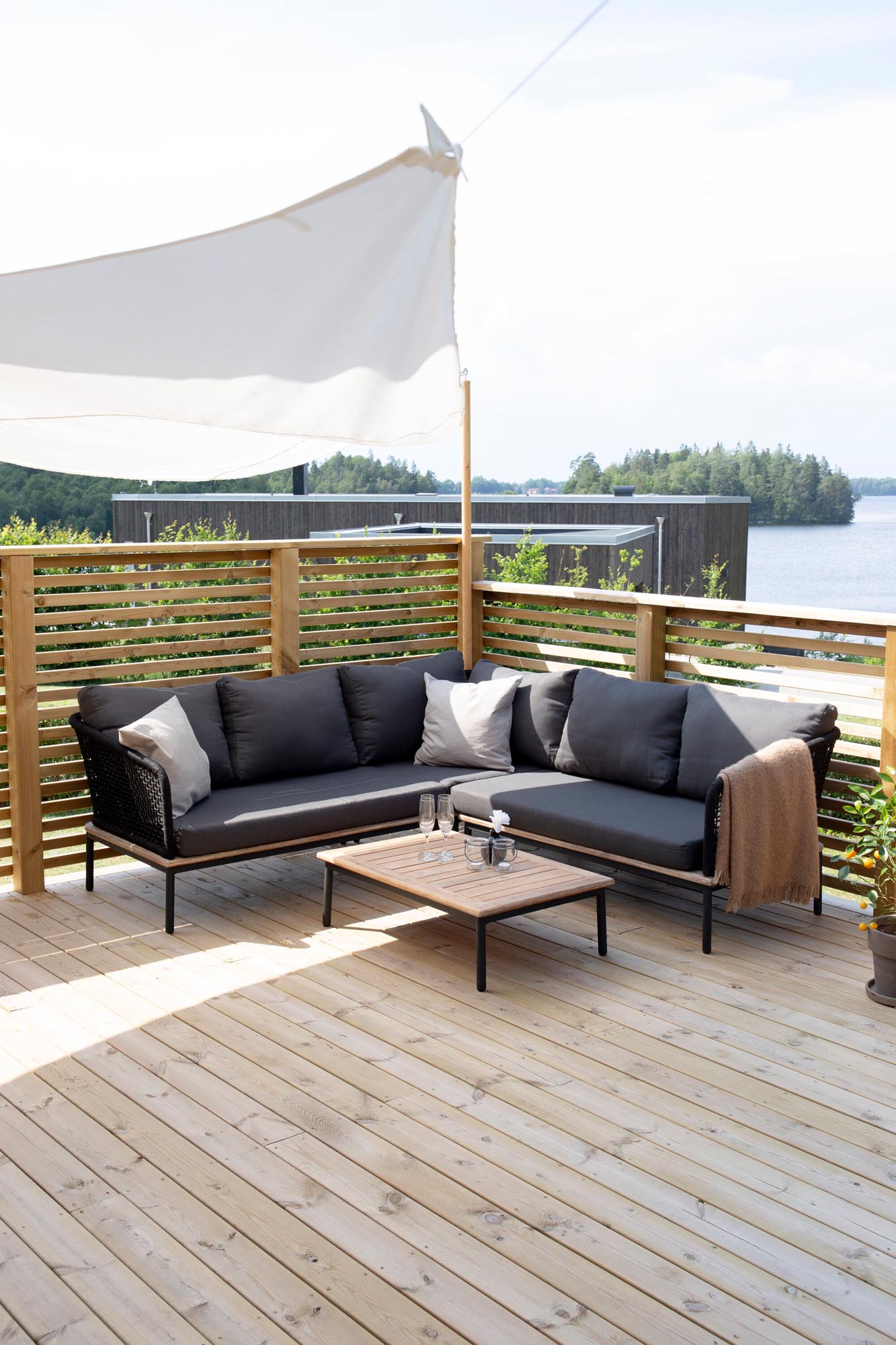 Elegantes Andorra Ecksofa Outdoorset 90cm von Venture Home: Robust, wetterfest und ideal für entspannte Stunden im Freien.