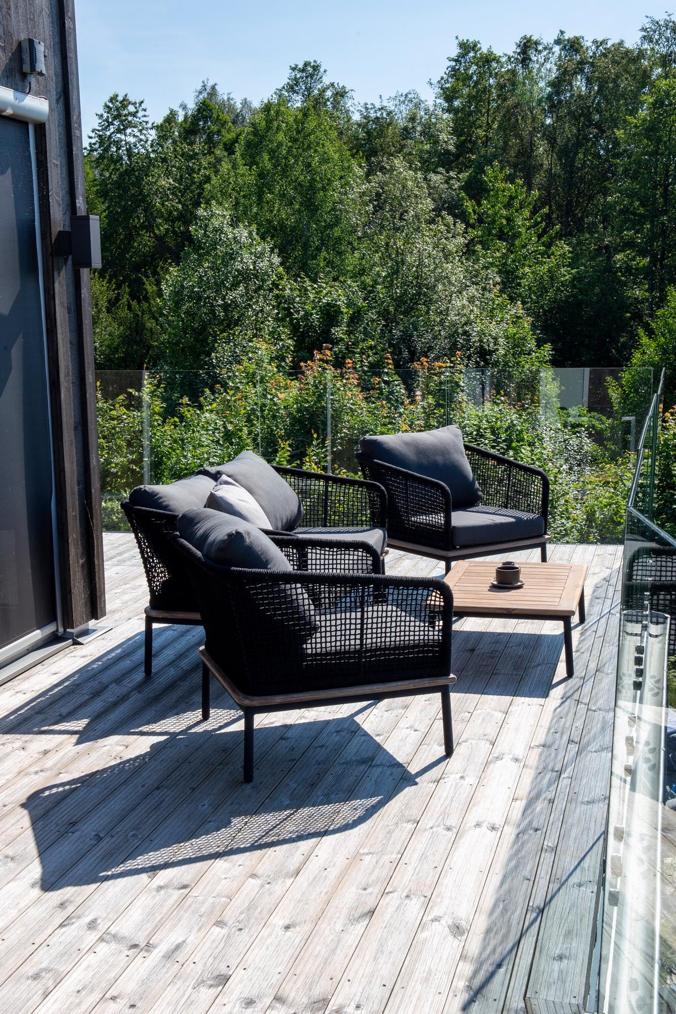 Stilvolle Andorra Sofagarnitur von Venture Home: Hochwertige Materialien, bequeme Kissen, perfekt für entspannte Abende im Garten oder Wohnzimmer.