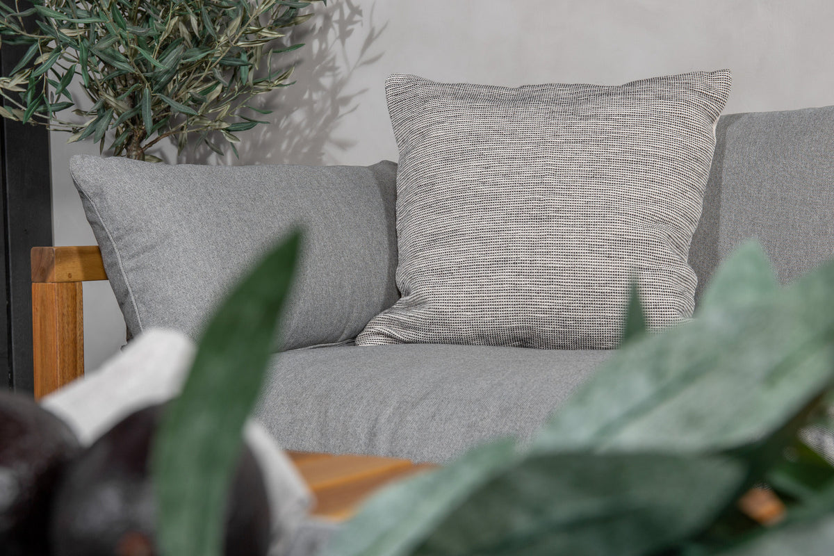 Marion 2 Sitzer Sofa in Natur präsentiert im Onlineshop von KAQTU Design AG. Lounge Sofa ist von Venture Home