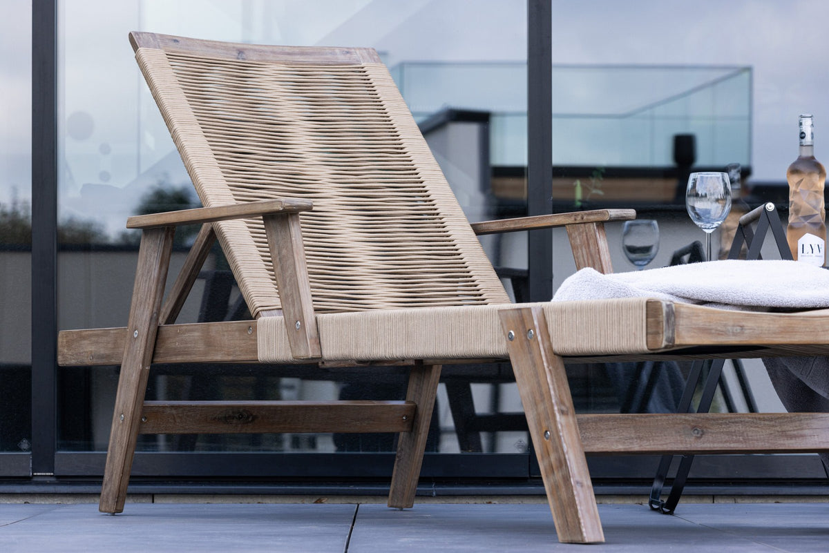 Sonnenliege Little John aus dunkelbraunem Akazienholz mit Bespannung aus Polyesterseil, verstellbare Rückenlehne, Outdoor-Liegestuhl.