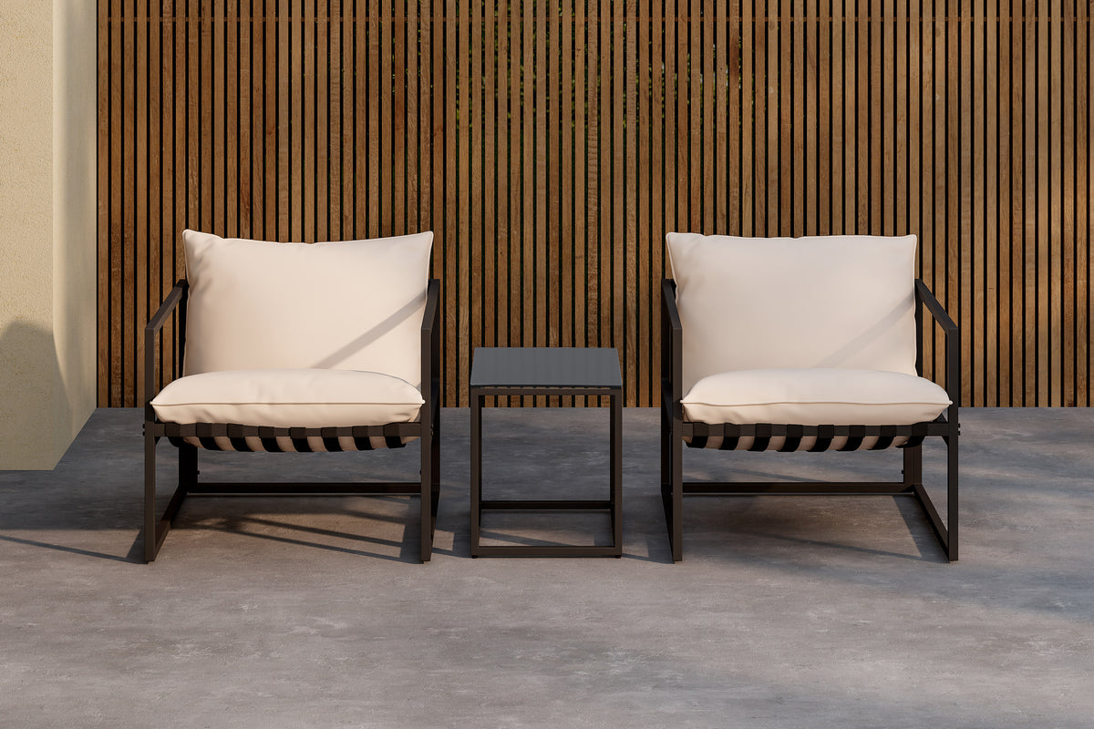 Schwarzes Messina Lounge Set von Venture Home, bestehend aus einem Sofa, zwei Sesseln und einem Couchtisch, stilvoll arrangiert auf einer Terrasse mit modernem Design.