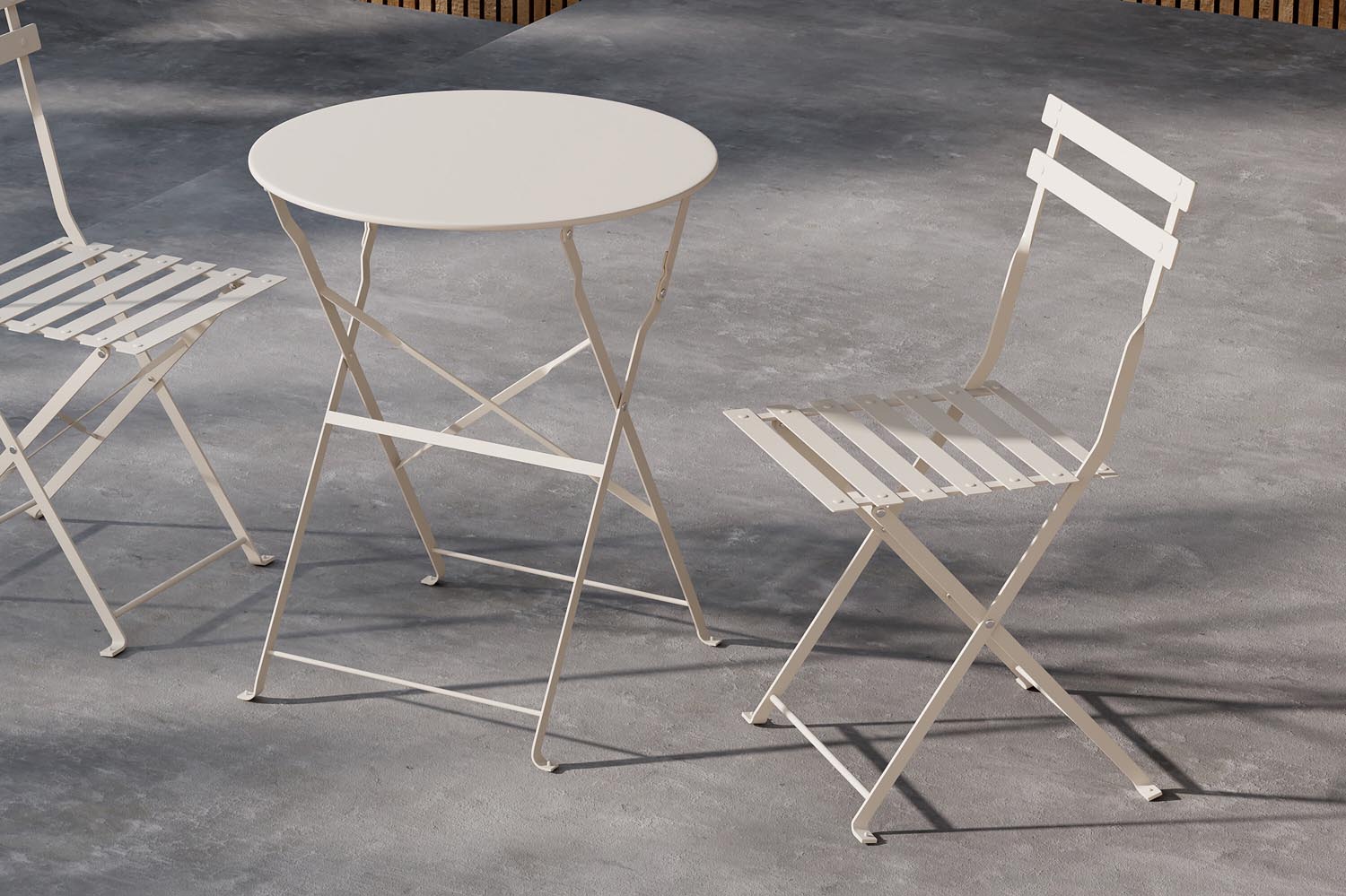 Entdecken Sie das elegante Tao Café-Set von Venture Home: Klappbare Stahlmöbel in zeitlosem Beige, ideal für gemütliche Momente im Freien.