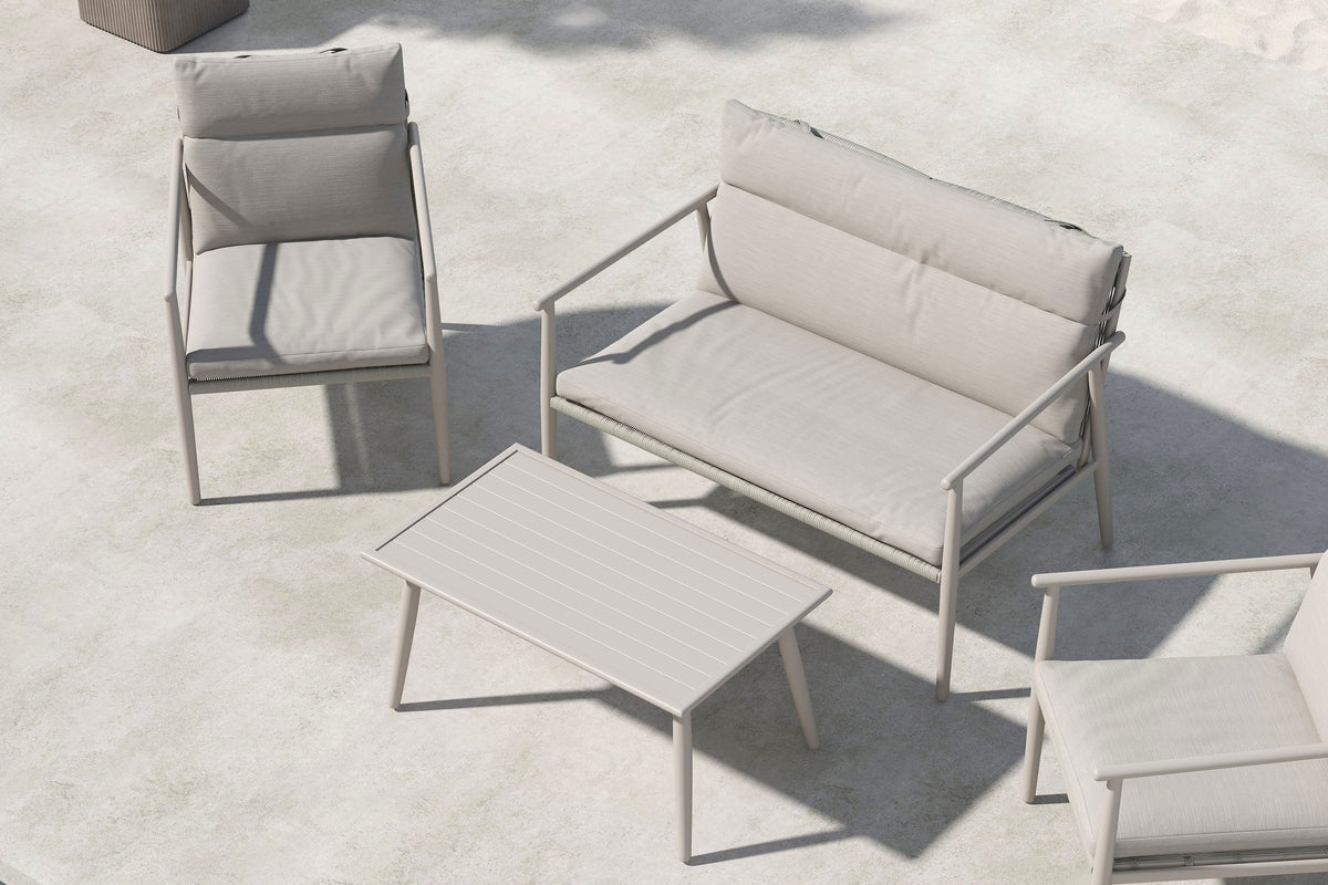 Elegantes Mazzaro Sofa Set: Grüner Stahlrahmen, bequeme beigen Kissen, ideal für stilvolle Outdoor-Entspannung.