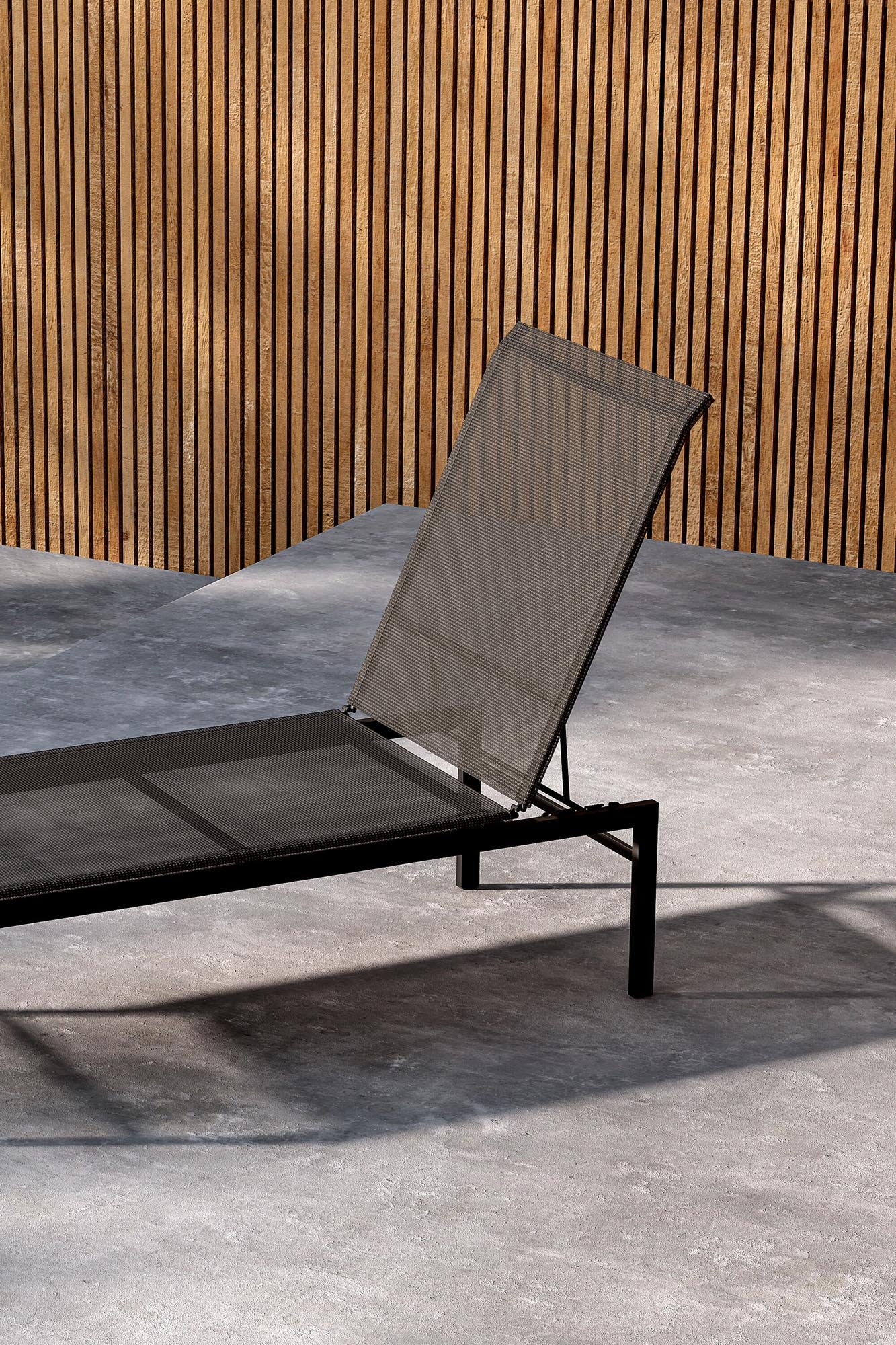 Die Massimo Sonnenlounge von Venture Home bietet stilvolles Design und Komfort für entspannte Stunden im Garten.