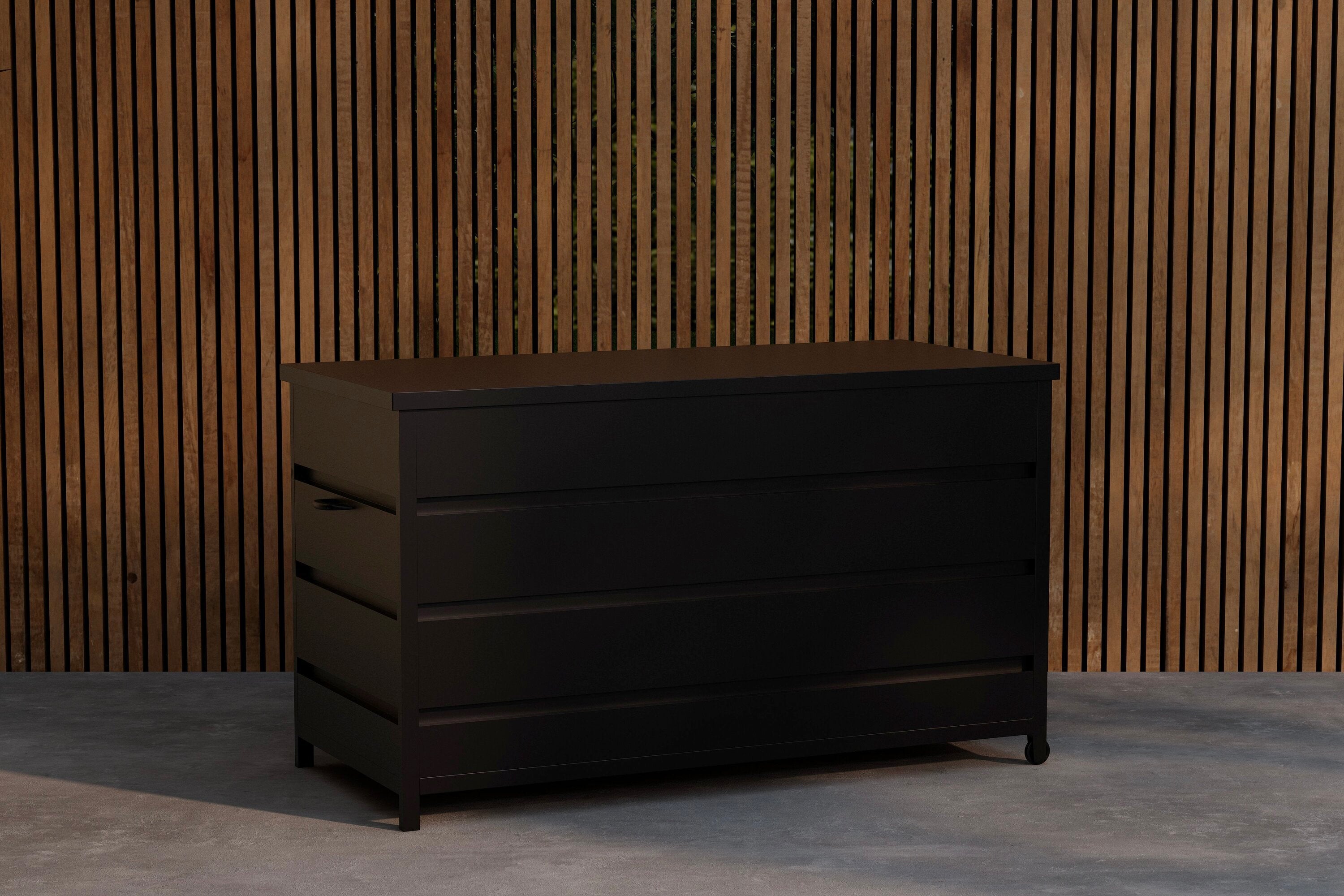 Nisis Kissenbox in Schwarz präsentiert im Onlineshop von KAQTU Design AG. Outdoor Zubehör ist von Venture Home