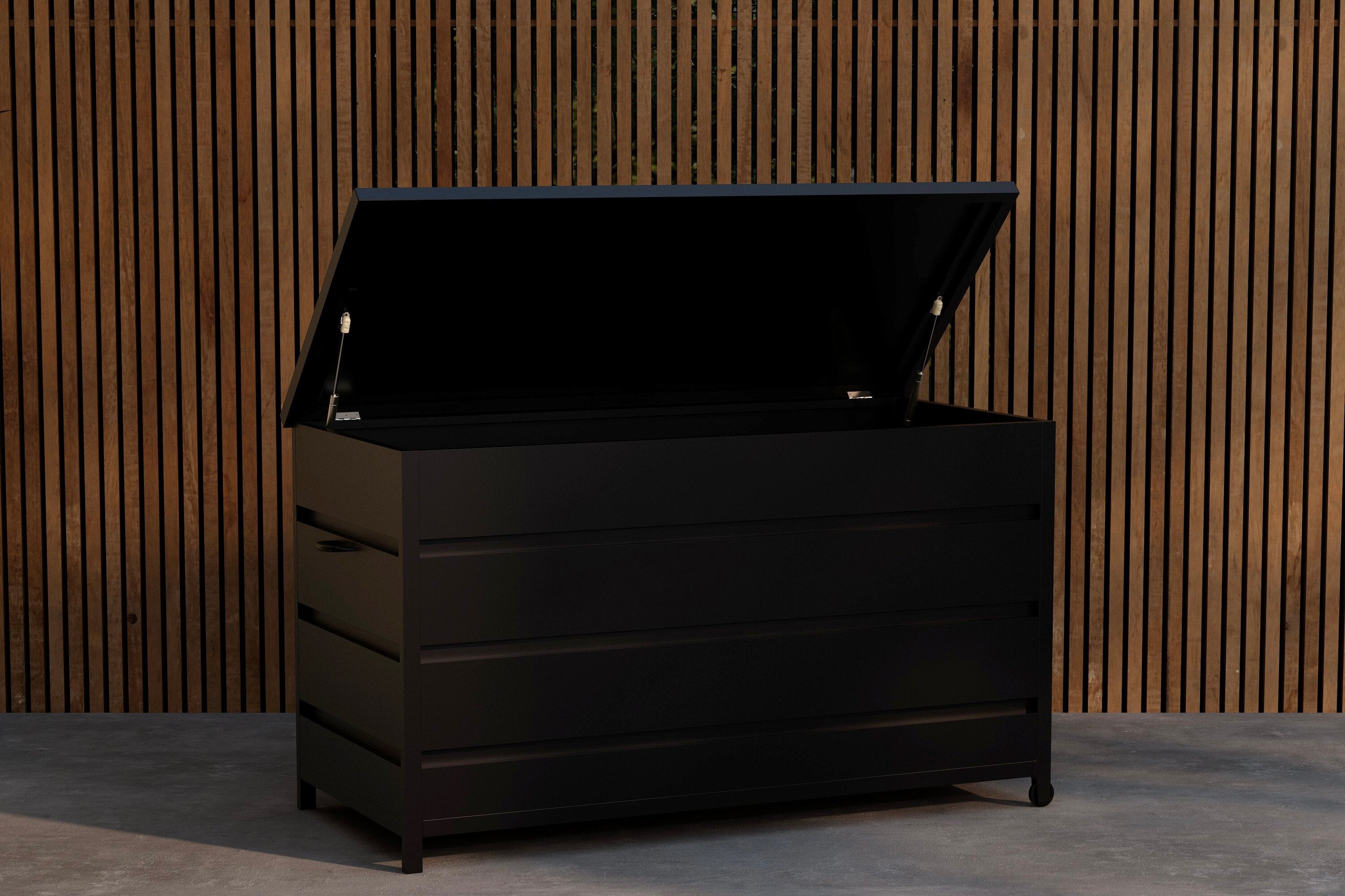 Nisis Kissenbox in Schwarz präsentiert im Onlineshop von KAQTU Design AG. Outdoor Zubehör ist von Venture Home