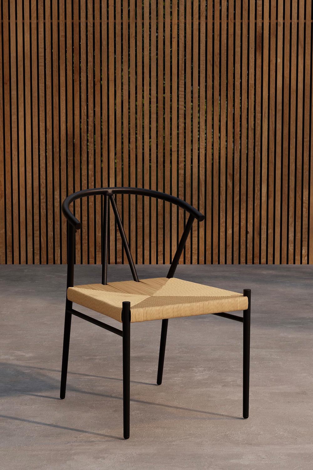 Alfons Esszimmerstuhl in Schwarz präsentiert im Onlineshop von KAQTU Design AG. Gartenstuhl mit Armlehnen ist von Venture Home