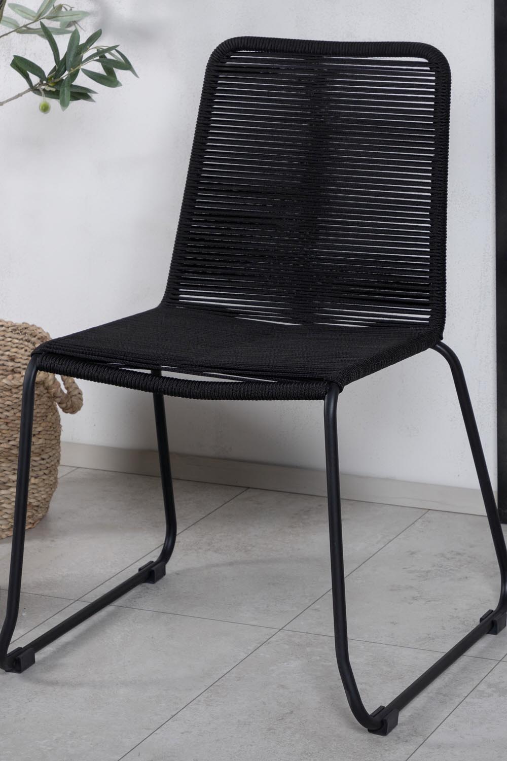 Lindos Esszimmerstuhl in Schwarz präsentiert im Onlineshop von KAQTU Design AG. Gartenstuhl mit Armlehnen ist von Venture Home