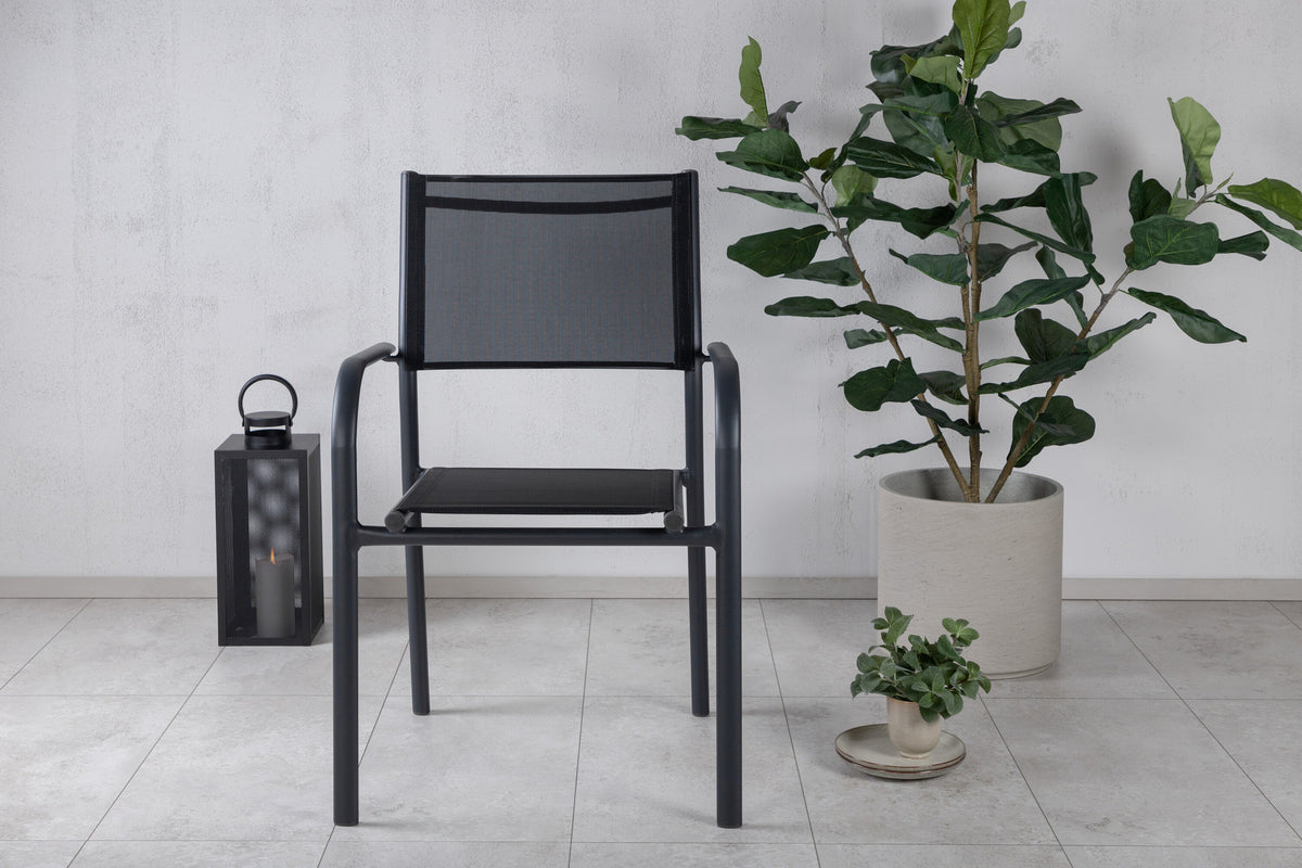 Santorini Sessel in Schwarz präsentiert im Onlineshop von KAQTU Design AG. Gartenstuhl mit Armlehnen ist von Venture Home