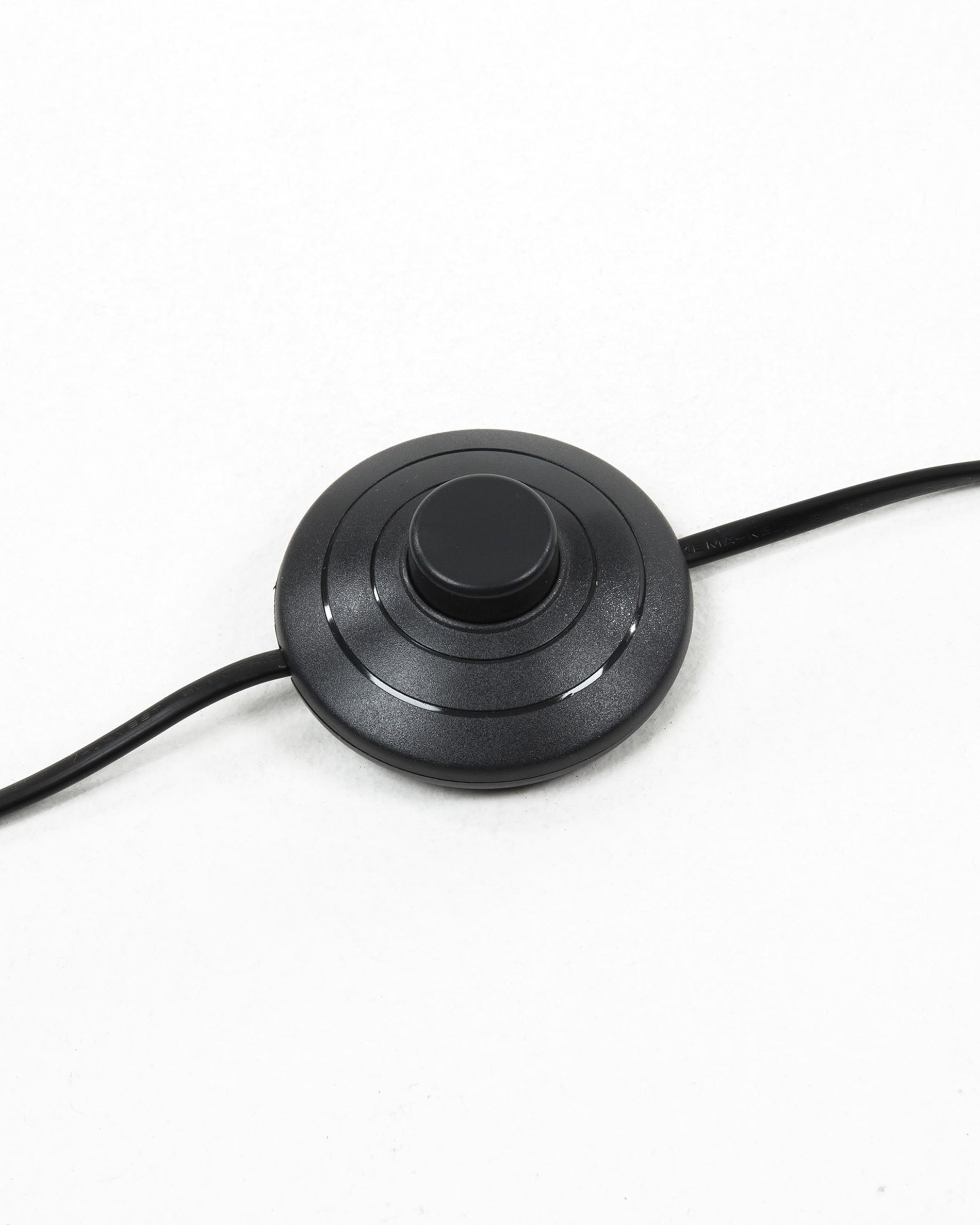 Elegante Nuba Stehlampe von Kave Home: Nachhaltige Holz- und Baumwollmaterialien vereinen sich in einem modernen Design für gemütliches Licht.