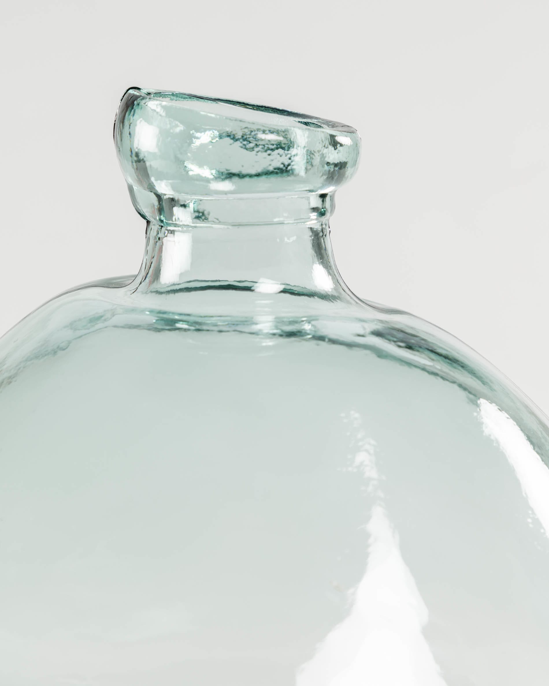 Die Brenna Vase von Kave Home, 33 cm hoch, vereint stilvolle Eleganz mit umweltbewusstem Design aus 100% recyceltem Glas.