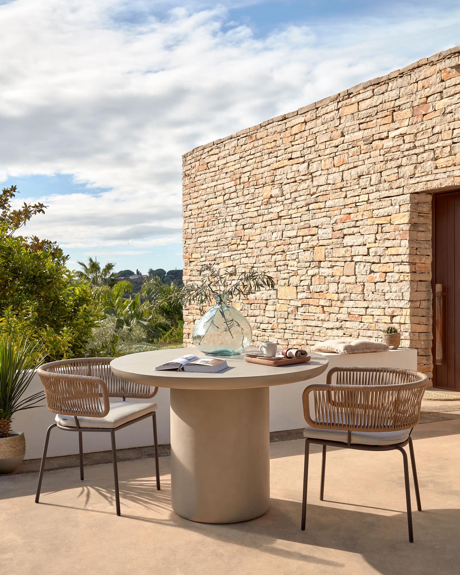 Die Brenna Vase aus 100% recyceltem Glas, 33 cm hoch, ist ein nachhaltiges Designstück von Kave Home, ideal für stilvolle Dekoration.