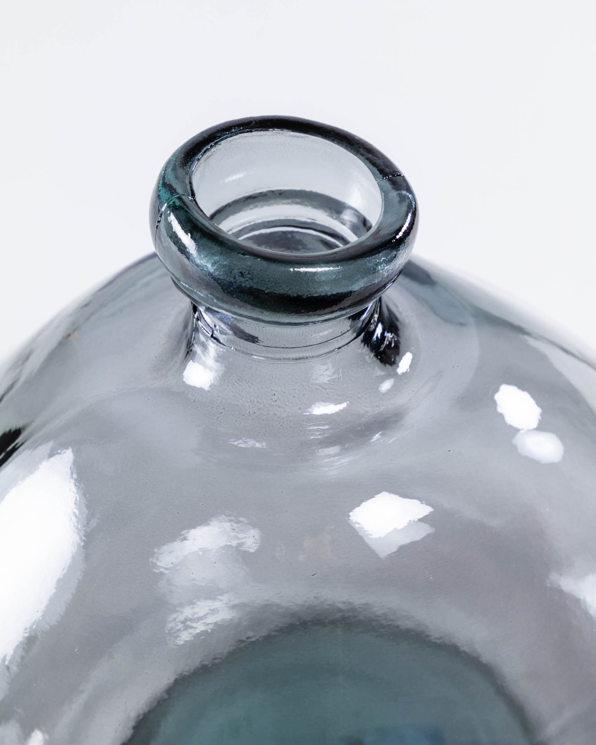 Die Brenna große blaue Vase von Kave Home vereint elegantes Design und Funktionalität, ideal für stilvolle Blumenarrangements und moderne Wohnräume.