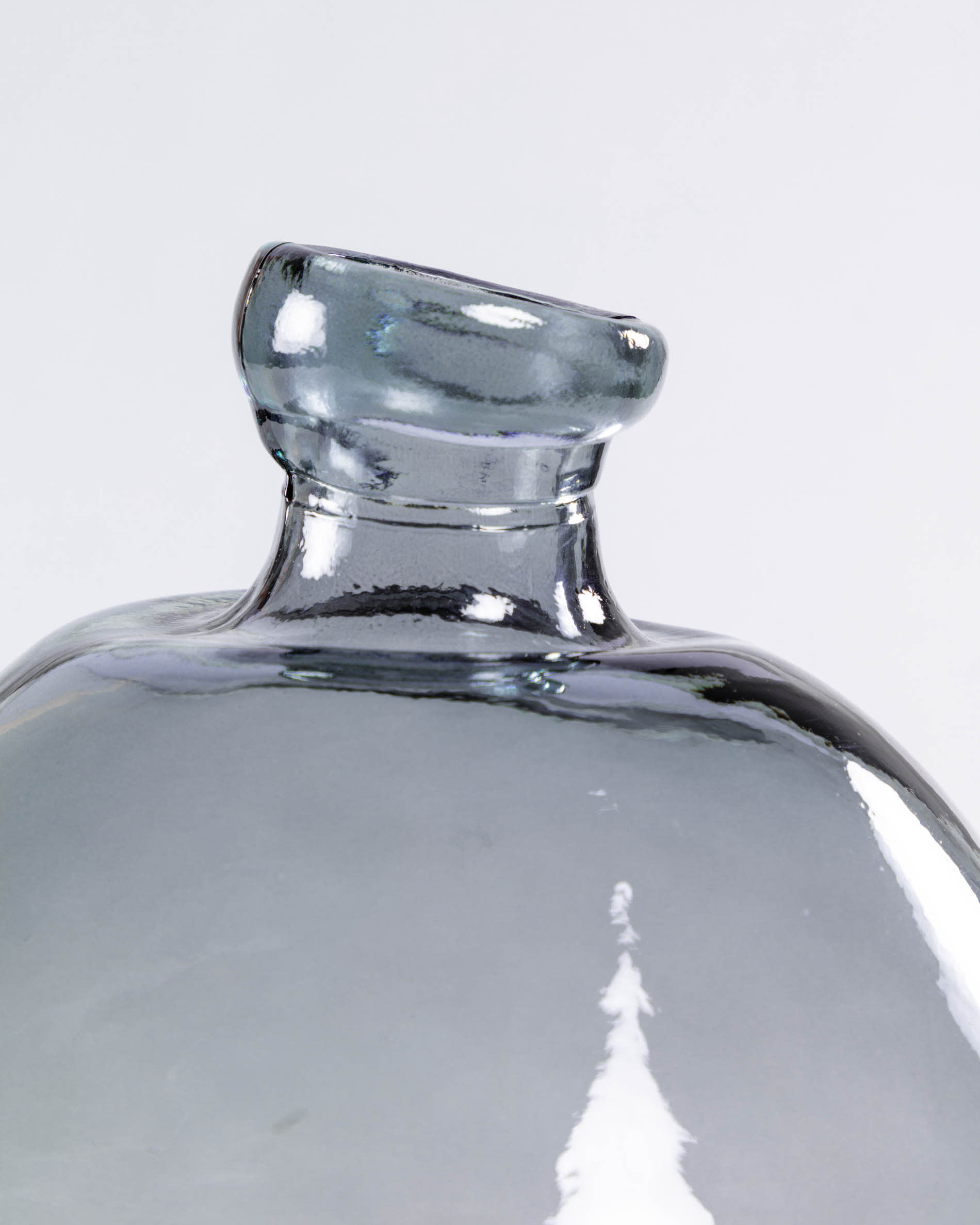 Die Brenna große blaue Vase von Kave Home ist ein elegantes Deko-Highlight, perfekt für frische Blumen und stilvolle Akzente in jedem Raum.