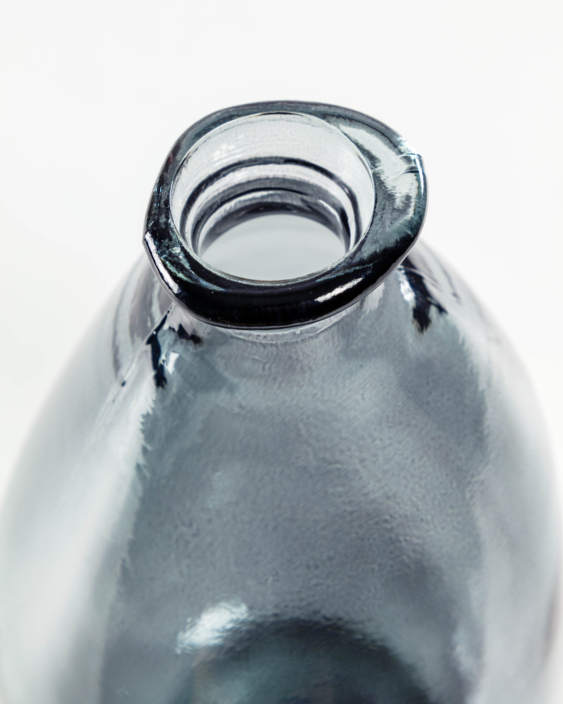 Stilvolle, mittlere blaue Vase von Kave Home aus hochwertigem Glas, perfekt für kreative Blumenarrangements oder als elegantes Deko-Element.