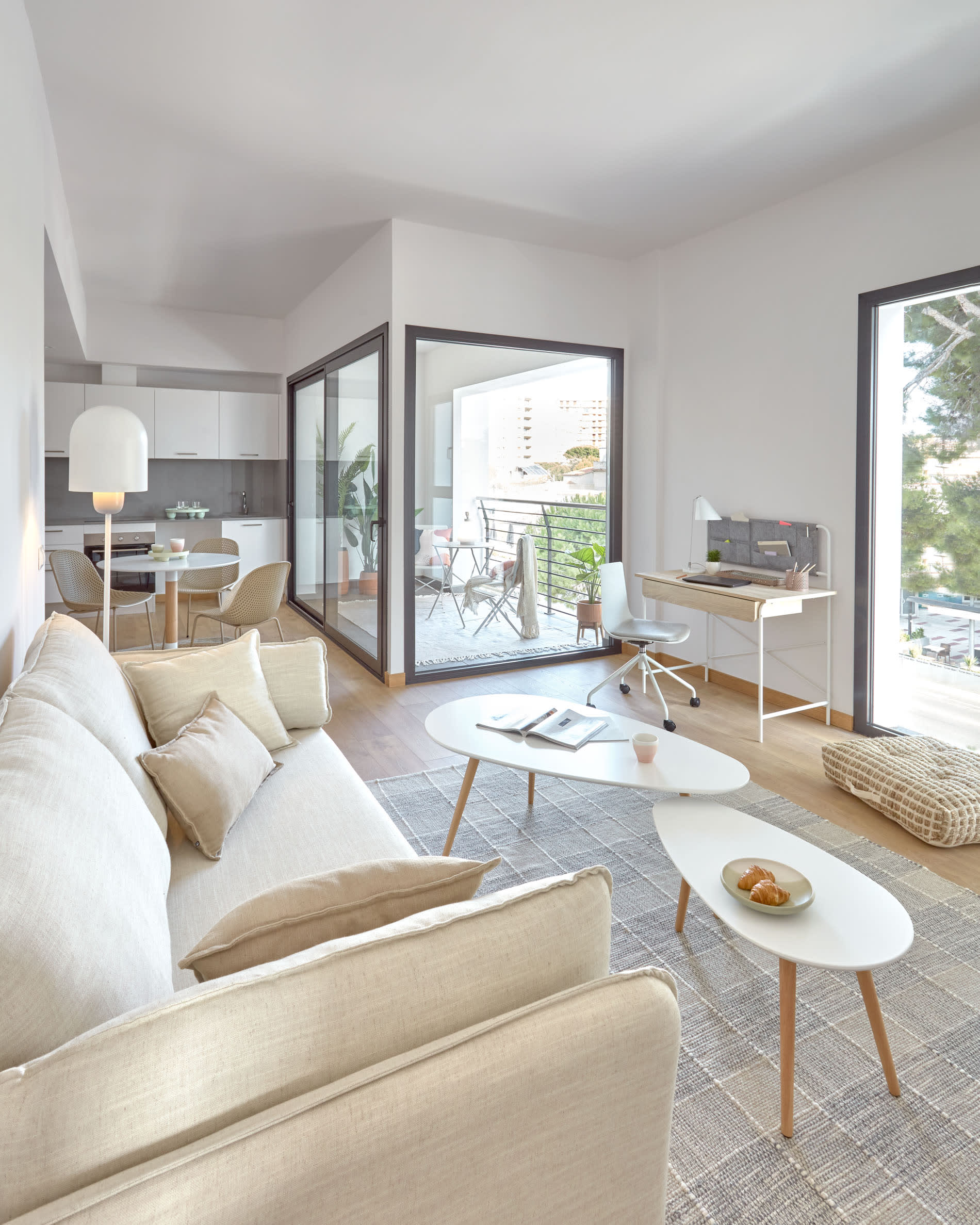 Die Tipir Tischlampe von Kave Home in elegantem Weiss bietet modernes Design und individuelle Lichtgestaltung für jeden Raum.